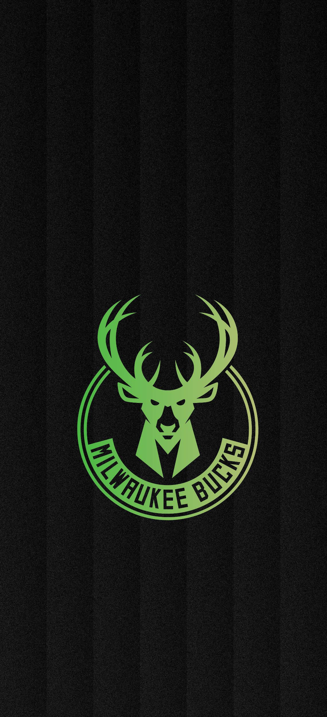 Bucks 桌布 壁紙 — 一個發光的綠色密爾瓦基公鹿標誌，居中於黑色條紋背景上。