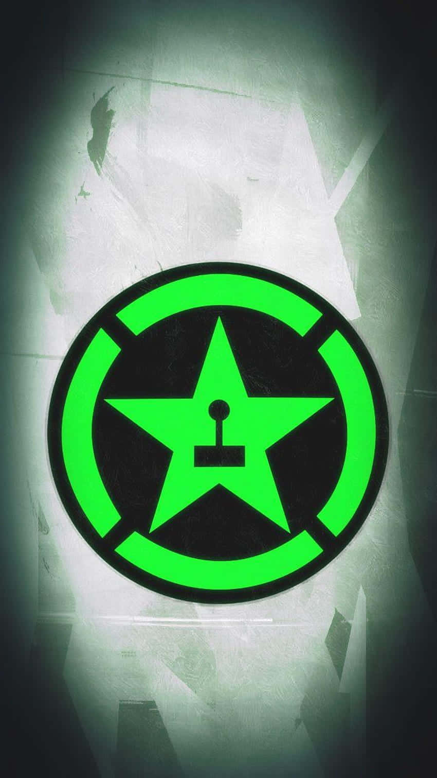 achievement hunter 桌布 壁紙 — 一個發光的綠色星星徽章，中心有一個鑰匙孔，在戲劇性的聚光燈下，在紋理灰色混凝土牆上閃耀。