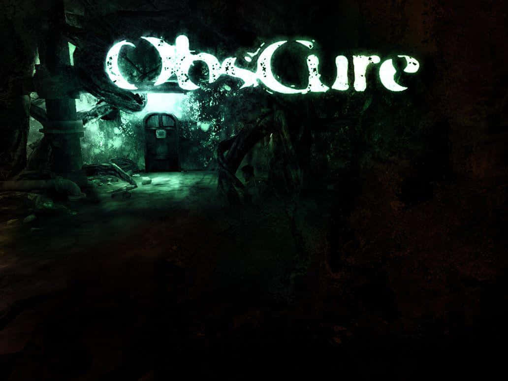 電玩遊戲 桌布 壁紙 — 一個發光的綠色標題「ObsCure」照亮了陰暗詭異的森林空地，其中有一扇神秘的門在幽暗中。