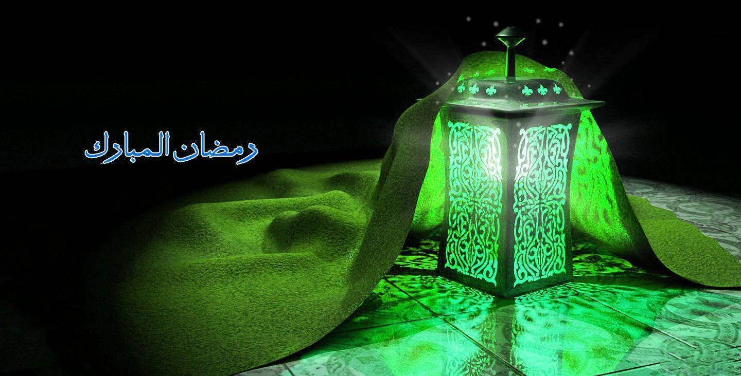 Ramadan 桌布 壁紙 — 一個發光的綠色燈籠，帶有複雜圖案，在黑暗背景下將光線投射到懸垂的布料和反光地板上。