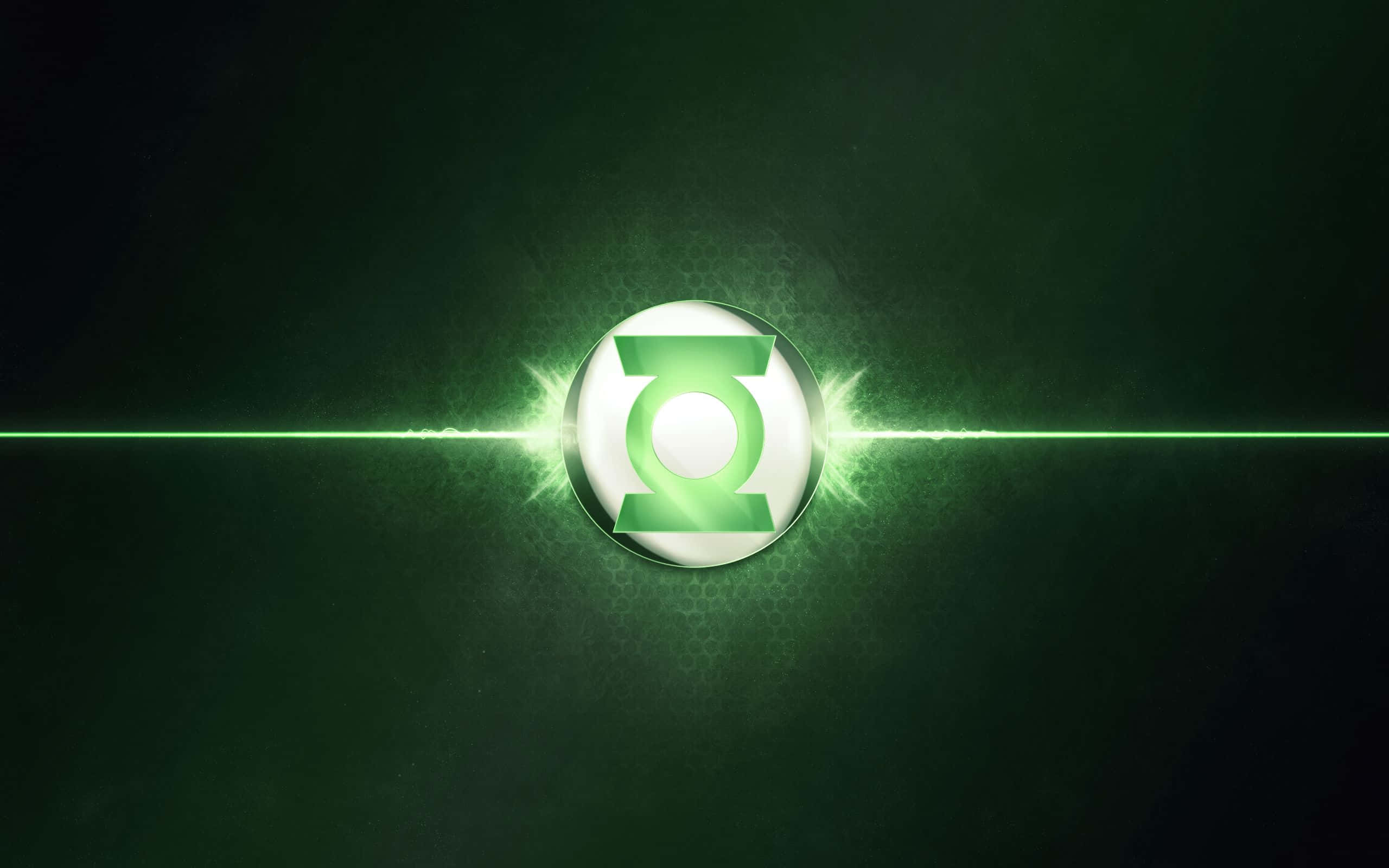 Green Lantern 桌布 壁紙 — 一個發光的綠色燈籠標誌在黑暗紋理背景上散發能量，並帶有水平光束。