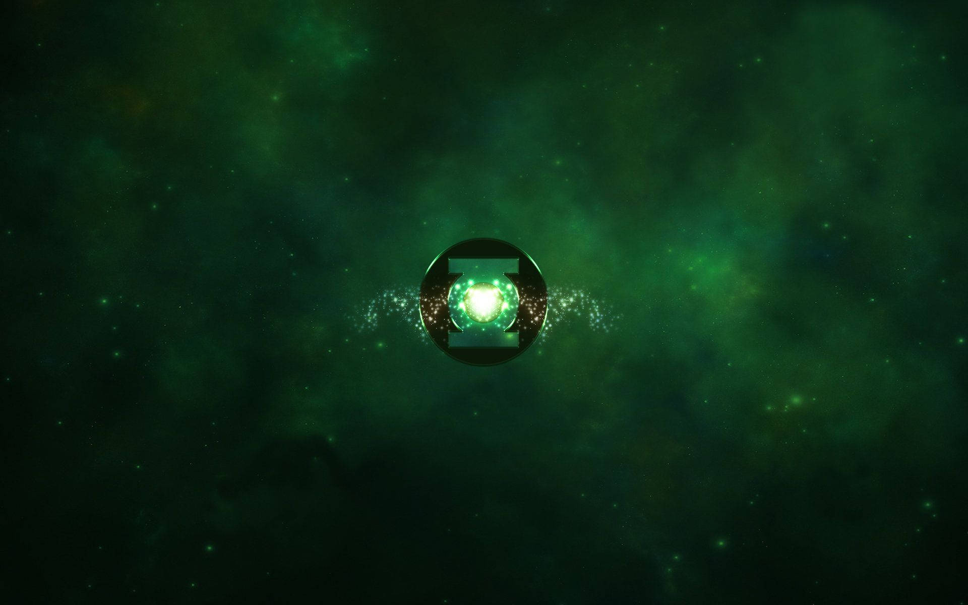 Lantern 桌布 壁紙 — 一個發光的綠色燈籠符號在充滿星星和旋轉綠色雲層的宇宙星雲背景下脈動著能量。