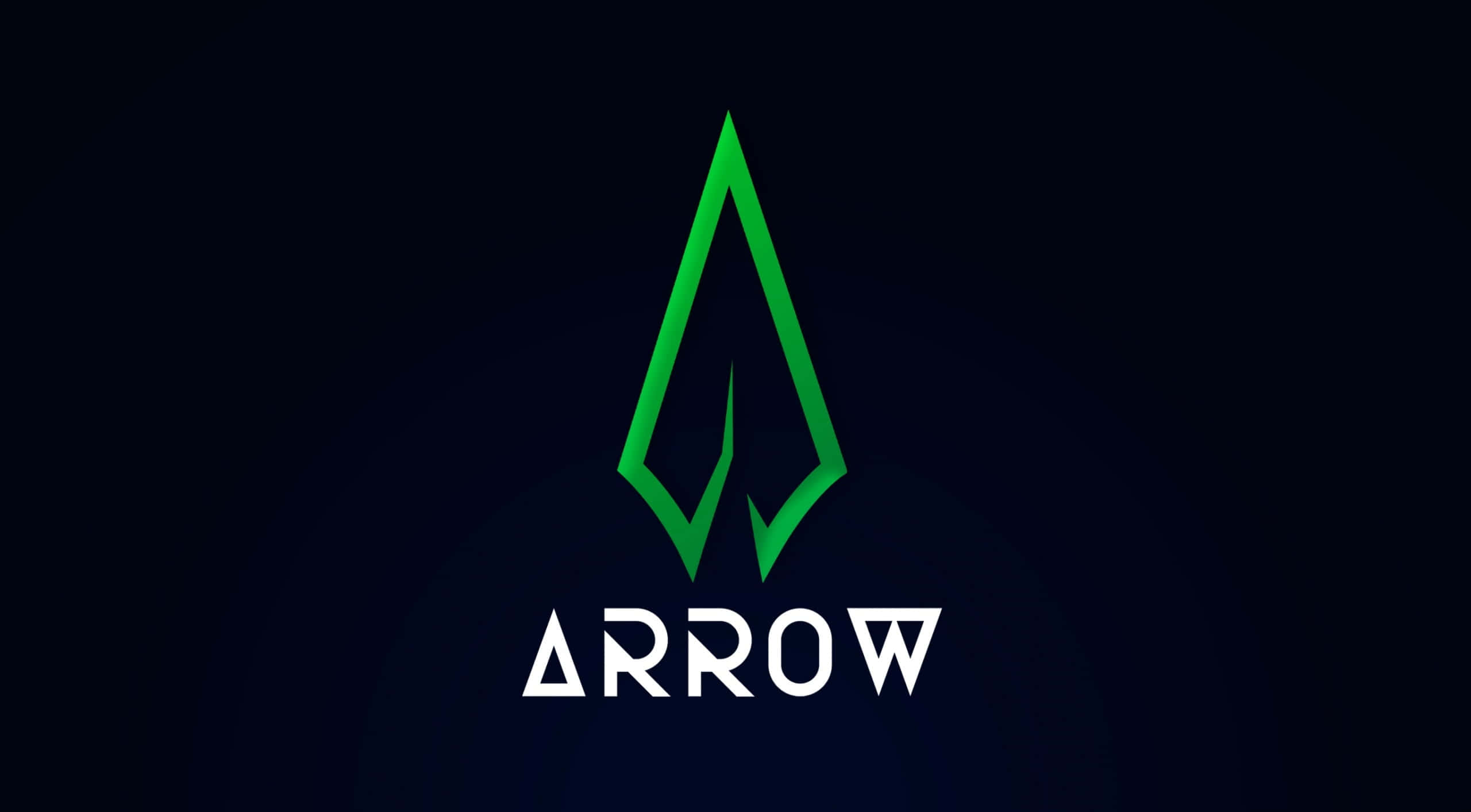 Arrow 桌布 壁紙 — 一個發光的綠色箭頭標誌，帶有銳利的幾何線條，居中放置在深色漸變背景上，下方以粗體白色字母顯示ARROW一詞。