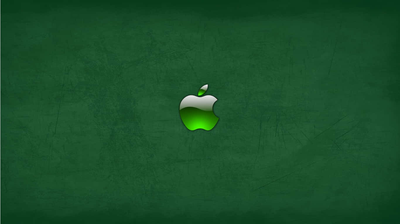 1366x768 Apple 桌布 壁紙 — 一個發光的綠色蘋果標誌，居中放置在帶有紋理的深綠色黑板背景上。