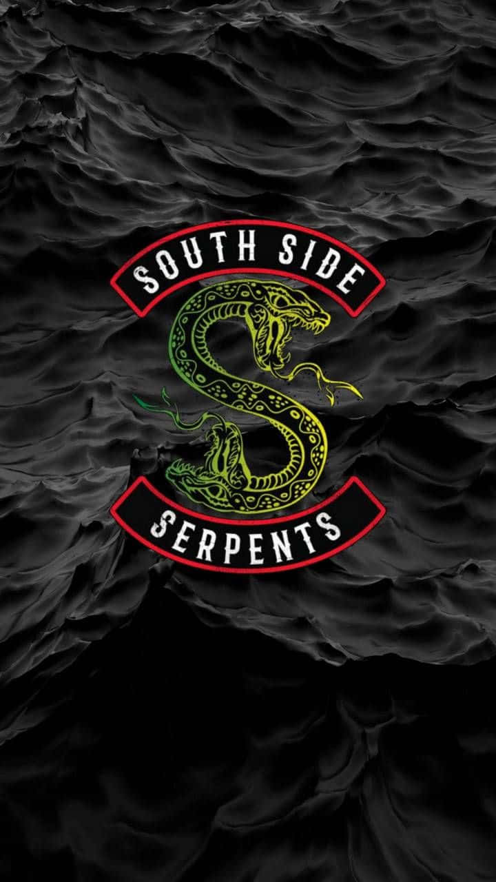 Southside Serpents 桌布 壁紙 — 一個發光的綠色蛇標誌，帶有'South Side Serpents'文字，置於深色紋理黑色背景上。