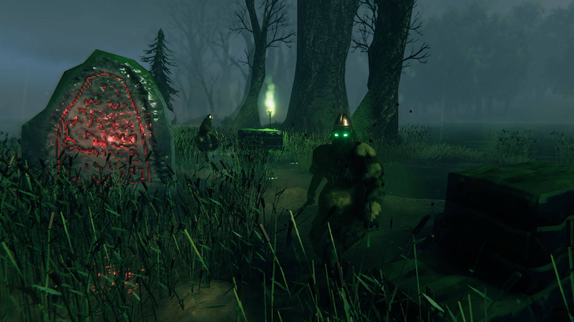 Valheim 桌布 壁紙 — 一個發光的綠色裝甲人物在夜晚的霧氣森林中站在一個發光的紅色雕刻石碑旁邊。