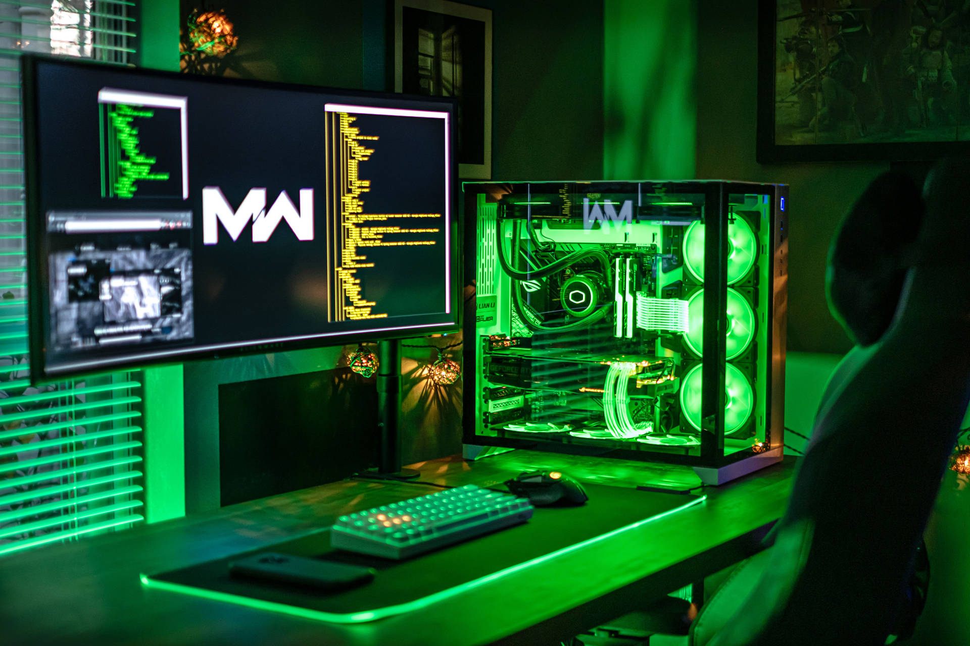帶有綠色LED燈和雙顯示器的遊戲PC，在黑暗的房間中顯示代碼。 — 綠色美學 GIF 壁紙