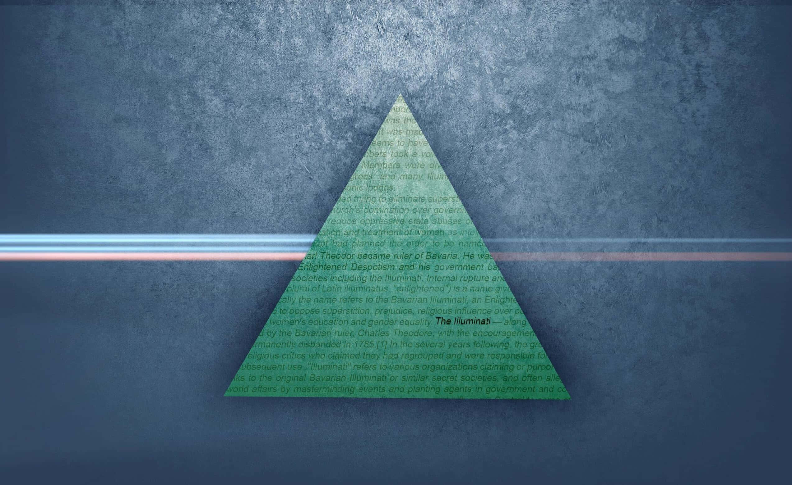 illuminati 桌布 壁紙 — 一個發光的綠色金字塔帶有文字，覆蓋在帶有紋理的藍色牆壁上，被一條水平光線照亮。