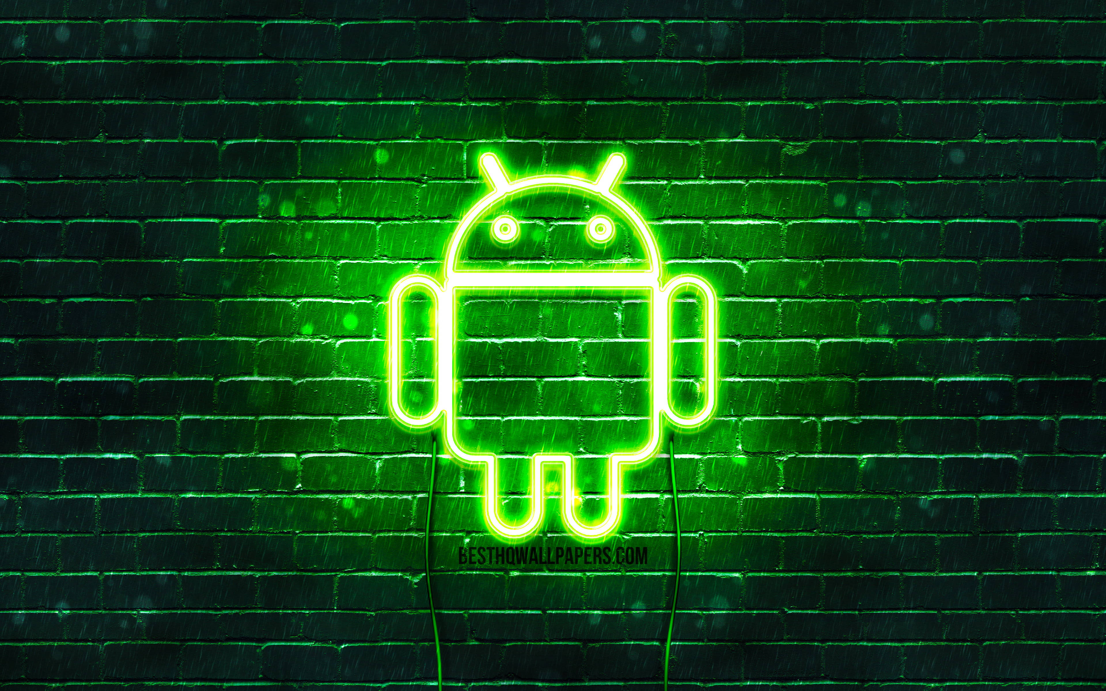 Android Desktop 桌布 壁紙 — 一個發光的綠色霓虹Android標誌在雨中對著濕漉漉的深色磚牆閃耀。