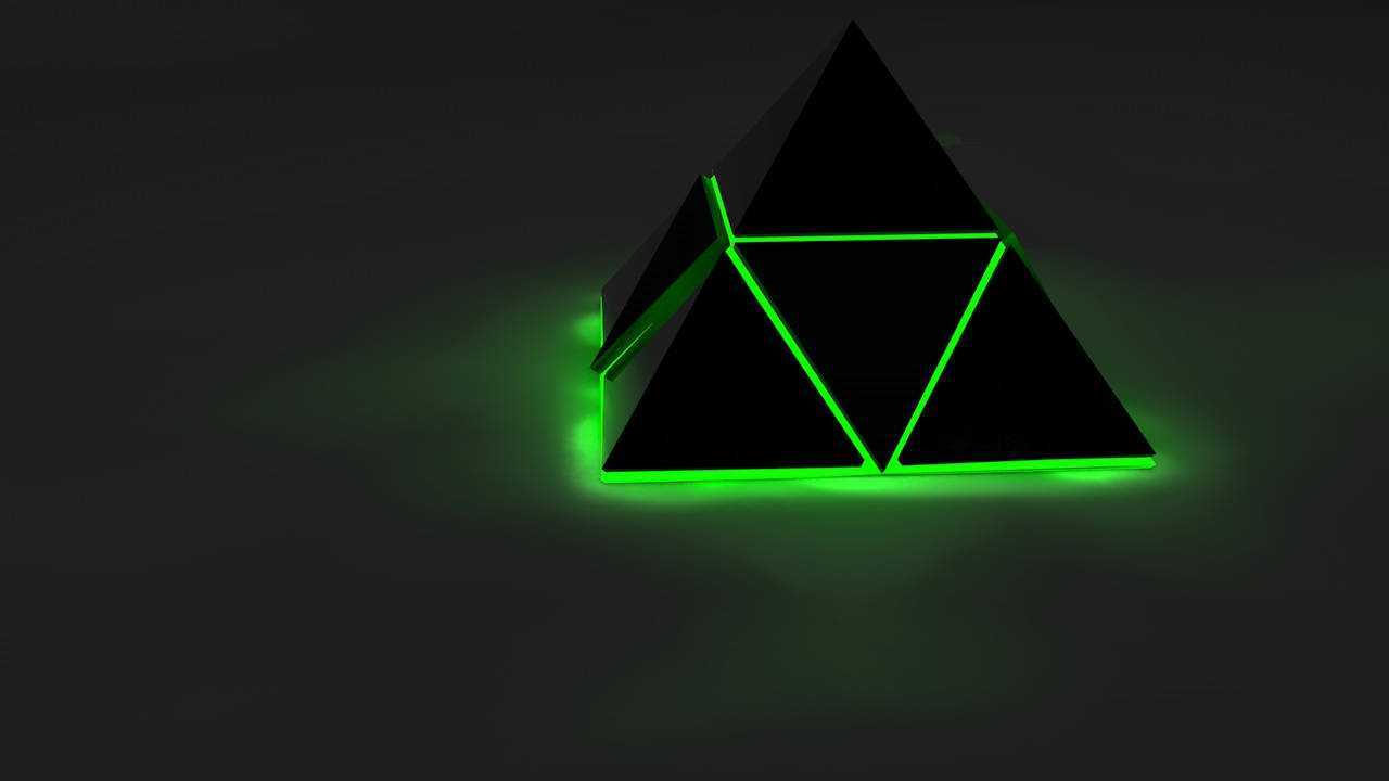 pyramid 桌布 壁紙 — 一個發光的綠色霓虹三角形雕塑在極簡主義工作室環境中，在黑暗表面上投射出柔和的光線。