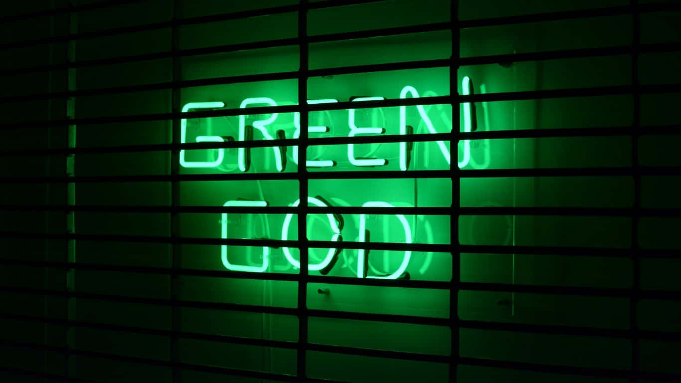Aesthetic Green 桌布 壁紙 — 一個發光的綠色霓虹燈牌，上面寫著 GREEN GOD，在昏暗的環境中透過深色水平條發光。