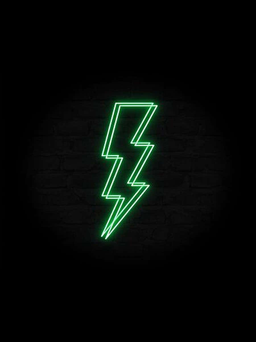 Neon Lightning 桌布 壁紙 — 一個發光的綠色霓虹閃電標誌照亮了黑暗的磚牆，營造出陰鬱的城市氛圍。