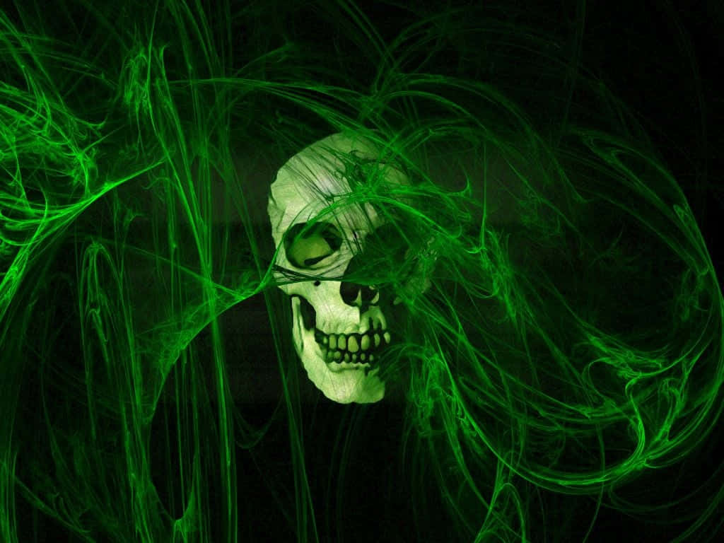 Dark Green Grunge 桌布 壁紙 — 一個發光的綠色頭骨從旋轉的霓虹綠色能量中浮現，背景是黑色虛空。