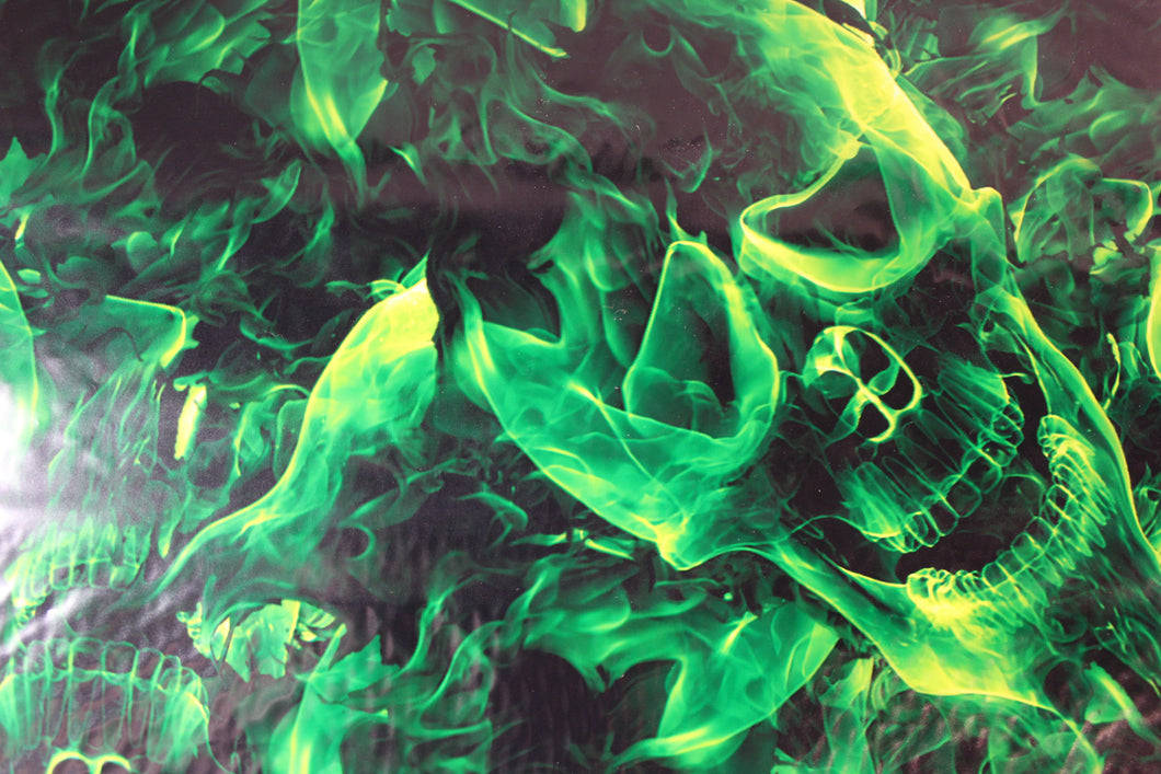 Green Fire Skull 桌布 壁紙 — 一個發光的綠色骷髏從黑暗背景中的旋轉火焰中浮現。