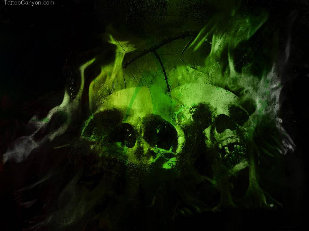 Green Fire Skull 桌布 壁紙 — 一個發光的綠色骷髏從黑色背景上的暗煙中浮現，伴隨著詭異的綠色火焰。