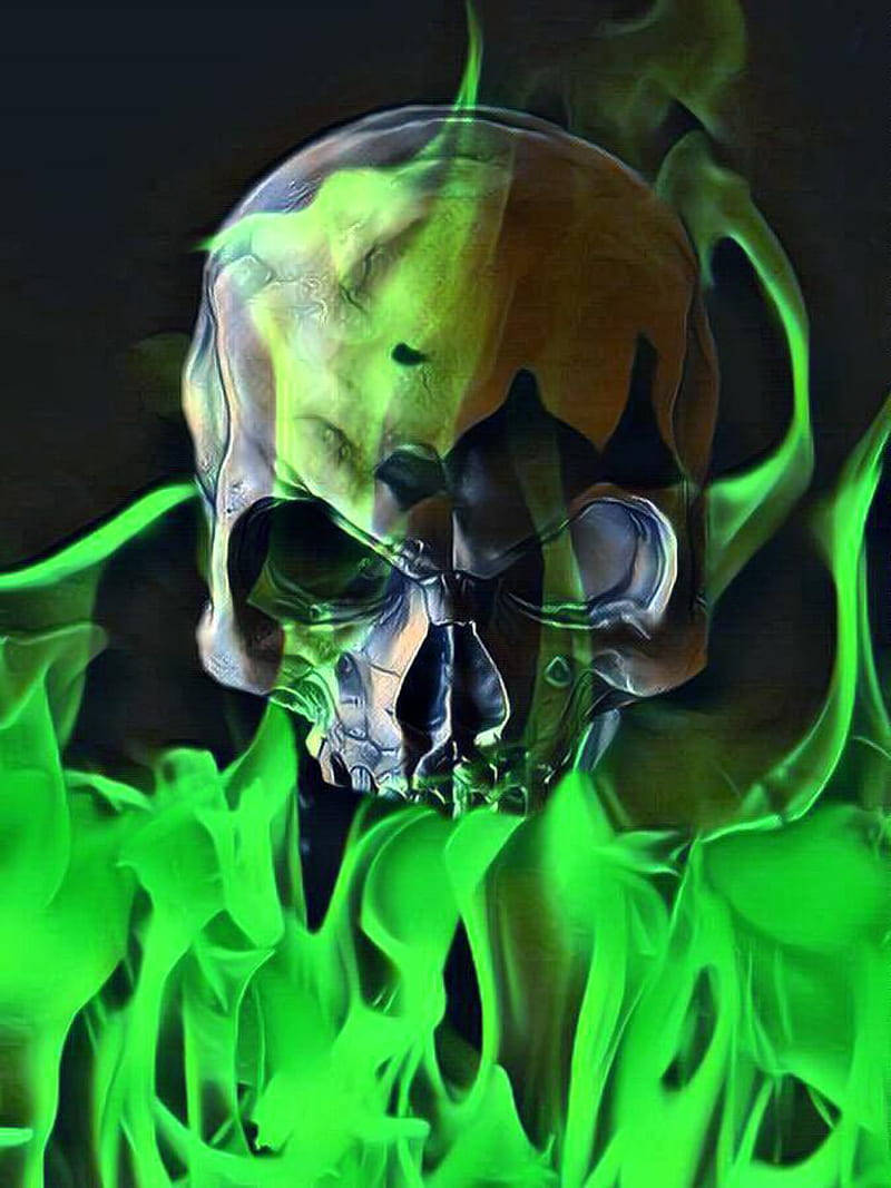 Green Fire Skull 桌布 壁紙 — 一個發光的綠色骷髏頭，被鮮豔的霓虹火焰包圍，背景為黑色。