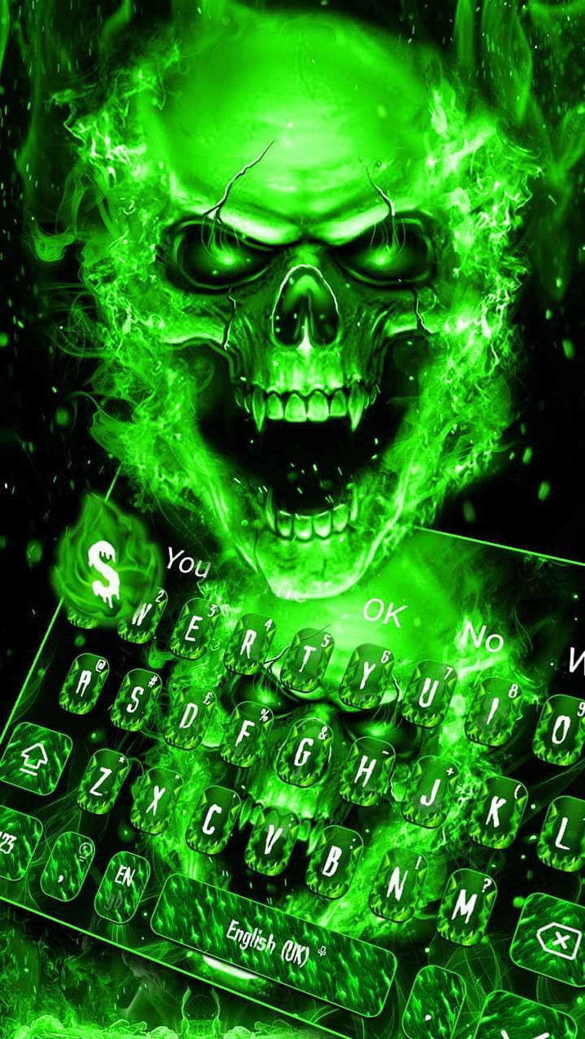 Green Fire Skull 桌布 壁紙 — 一個發光的綠色骷髏頭帶有火焰藤蔓，懸浮在一個半透明鍵盤上方，按鍵發光。