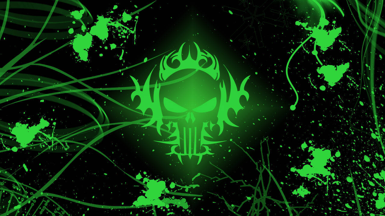 Green Fire Skull 桌布 壁紙 — 一個發光的綠色骷髏頭帶有部落尖刺，在濺滿螢光綠色油漆的黑色背景上閃耀。