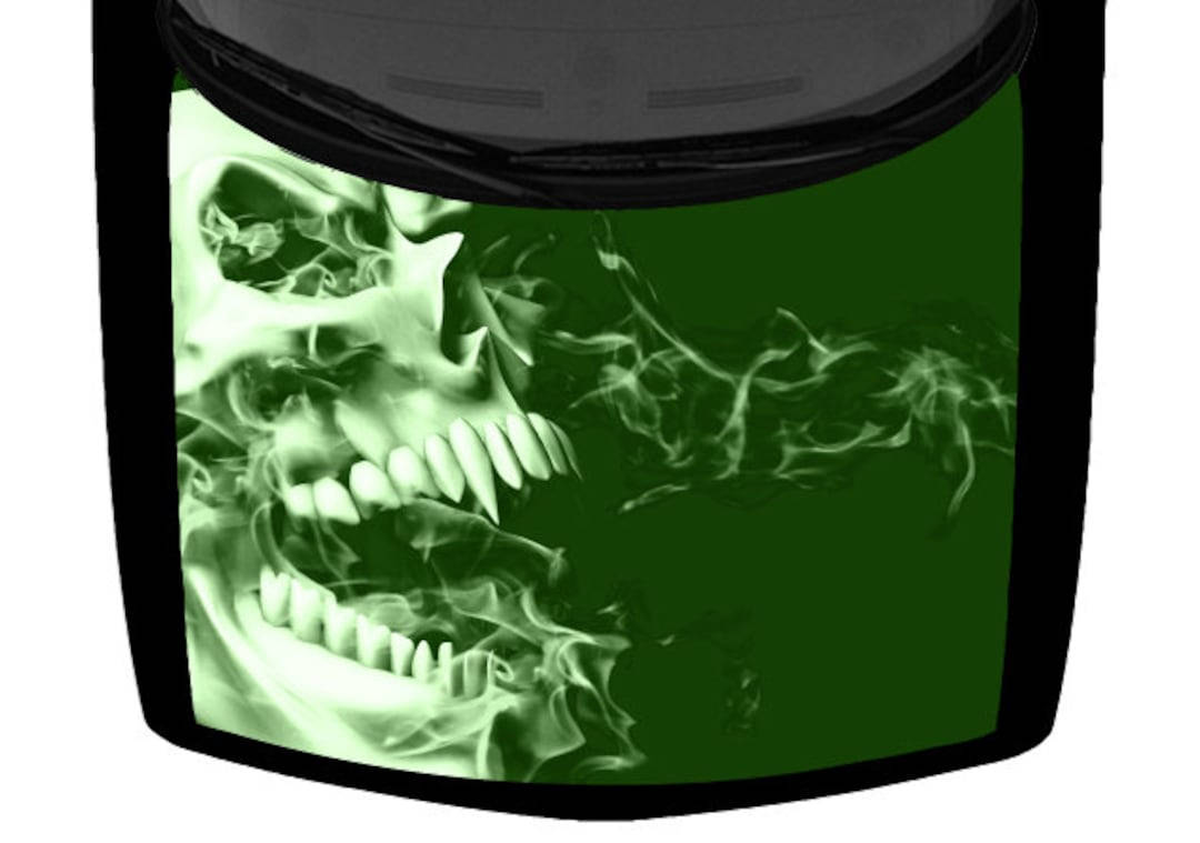 Green Fire Skull 桌布 壁紙 — 一個發光的綠色骷髏頭帶著煙霧從深綠色背景中浮現，位於彎曲的黑色框架內。