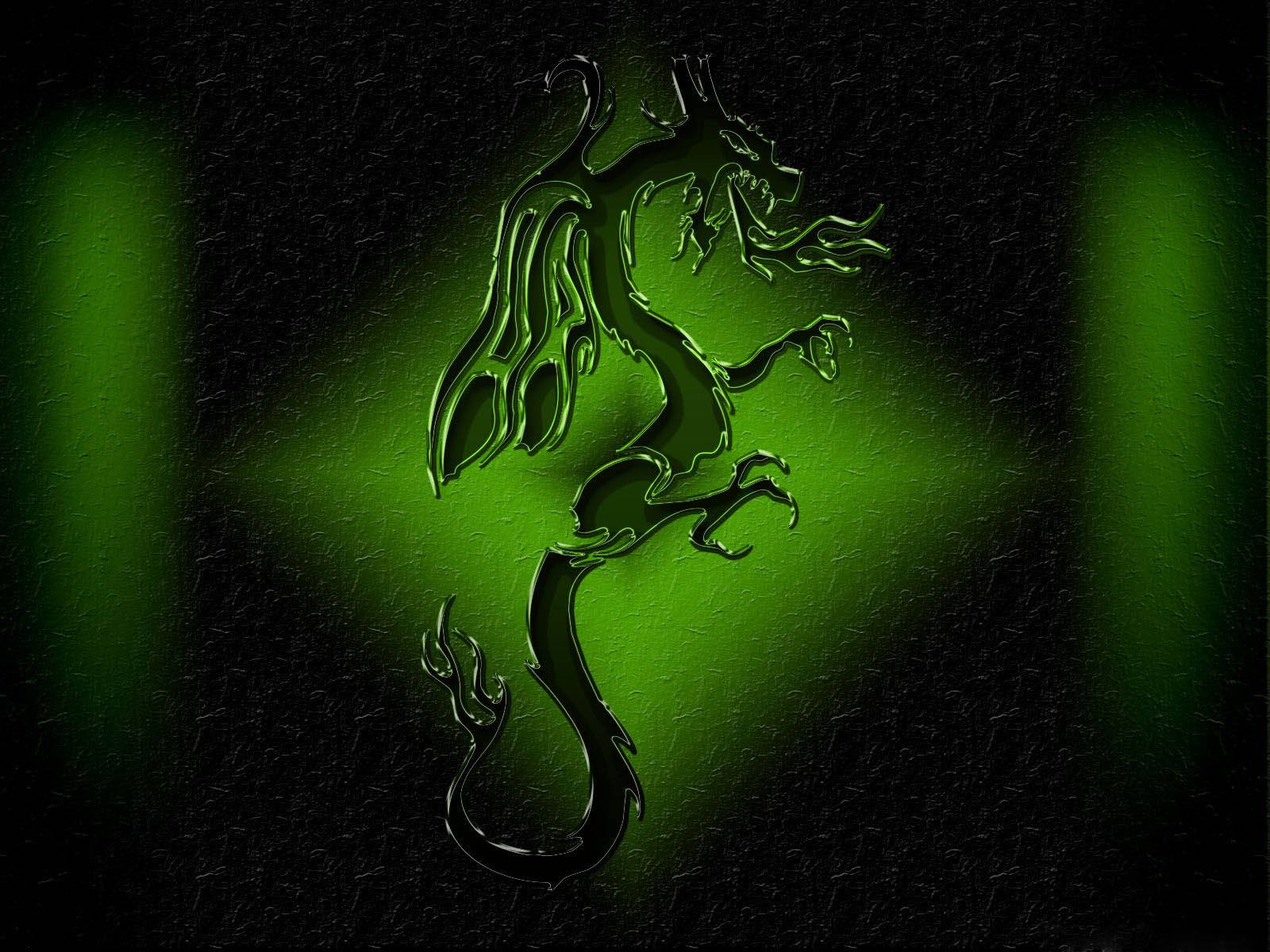 Earth Dragon 桌布 壁紙 — 一個發光的綠色龍剪影從深色紋理背景中浮現，伴隨著輻射狀的綠色光束。