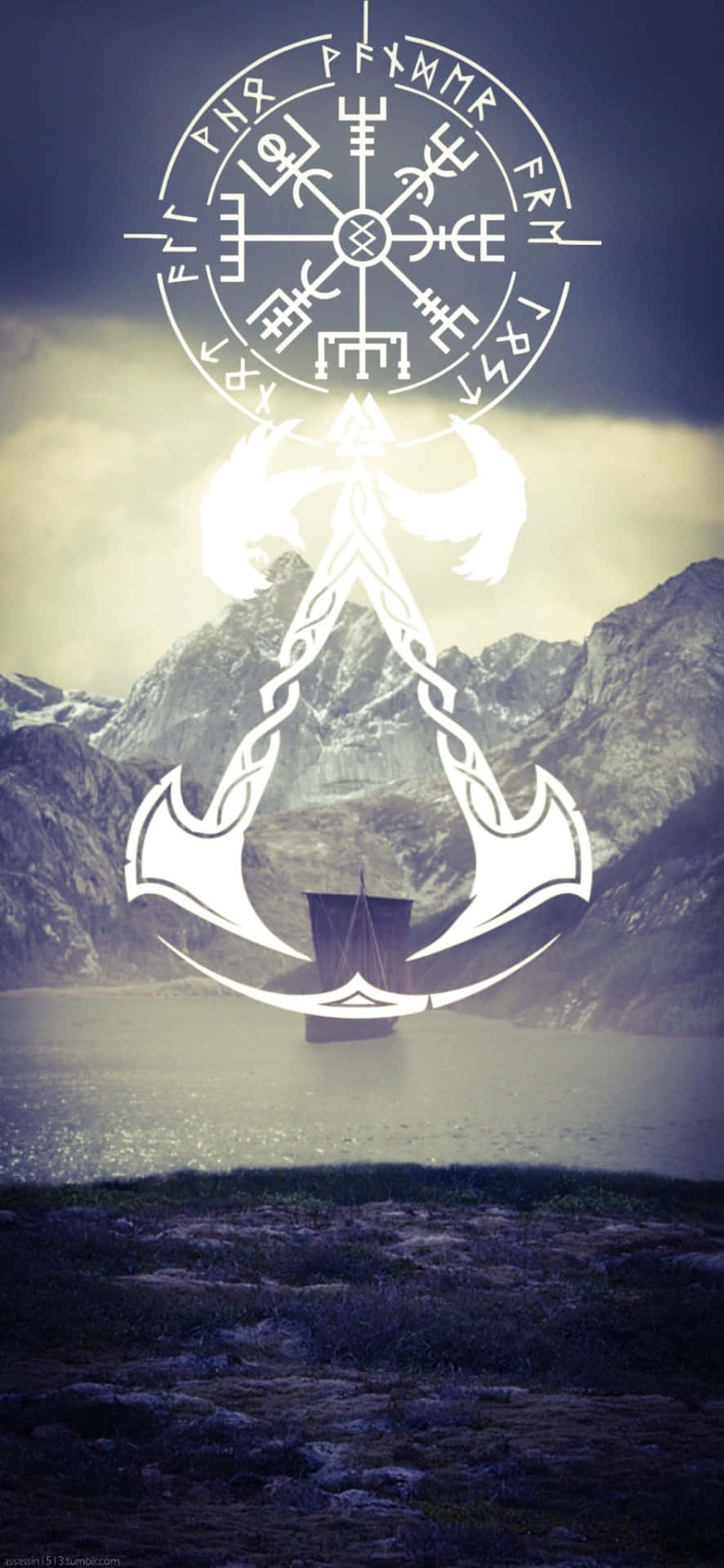 Assassin's Creed 桌布 壁紙 — 一個發光的維京指南針和船隻標誌漂浮在黃昏時分霧氣籠罩的山間湖泊上的一艘孤獨小船上方。