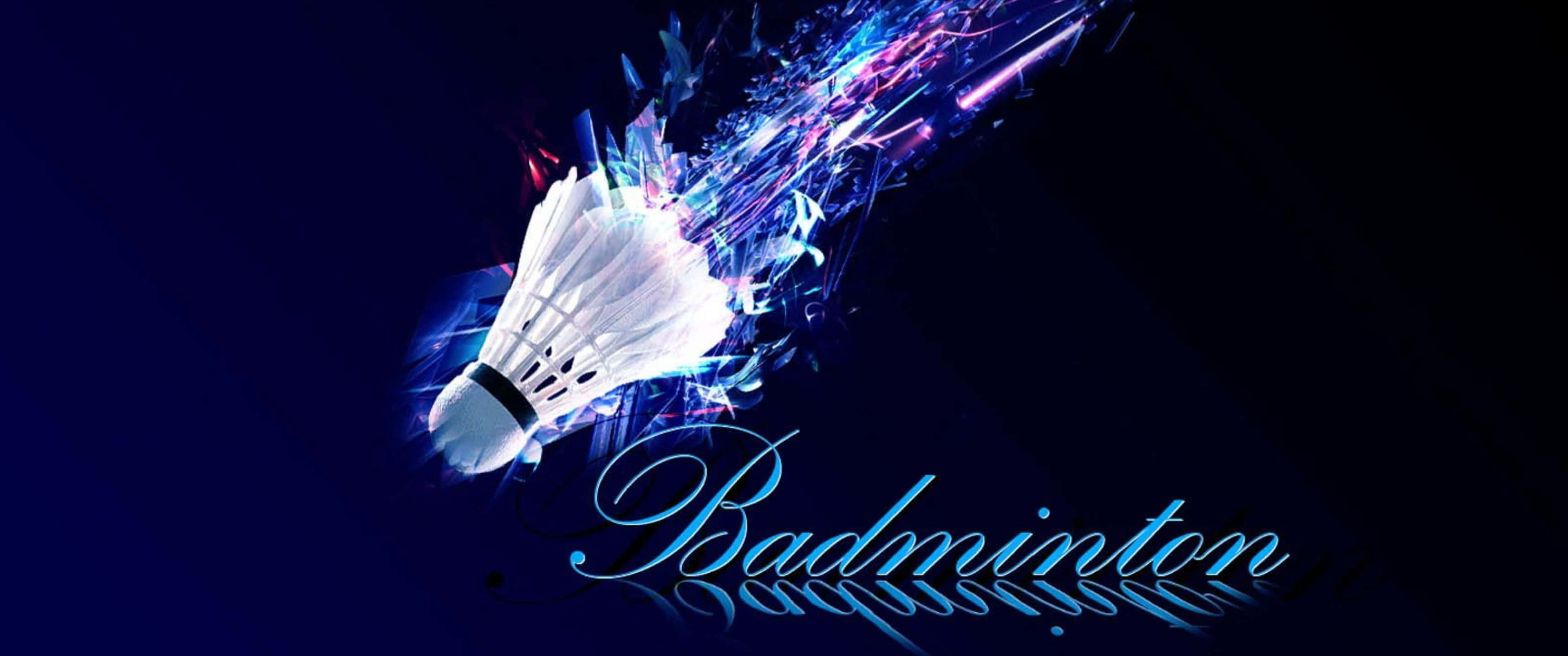 3440x1440p Badminton 桌布 壁紙 — 一個發光的羽毛球在黑暗背景中爆發出電光藍色和紫色的能量，下方寫有「Badminton」字樣。