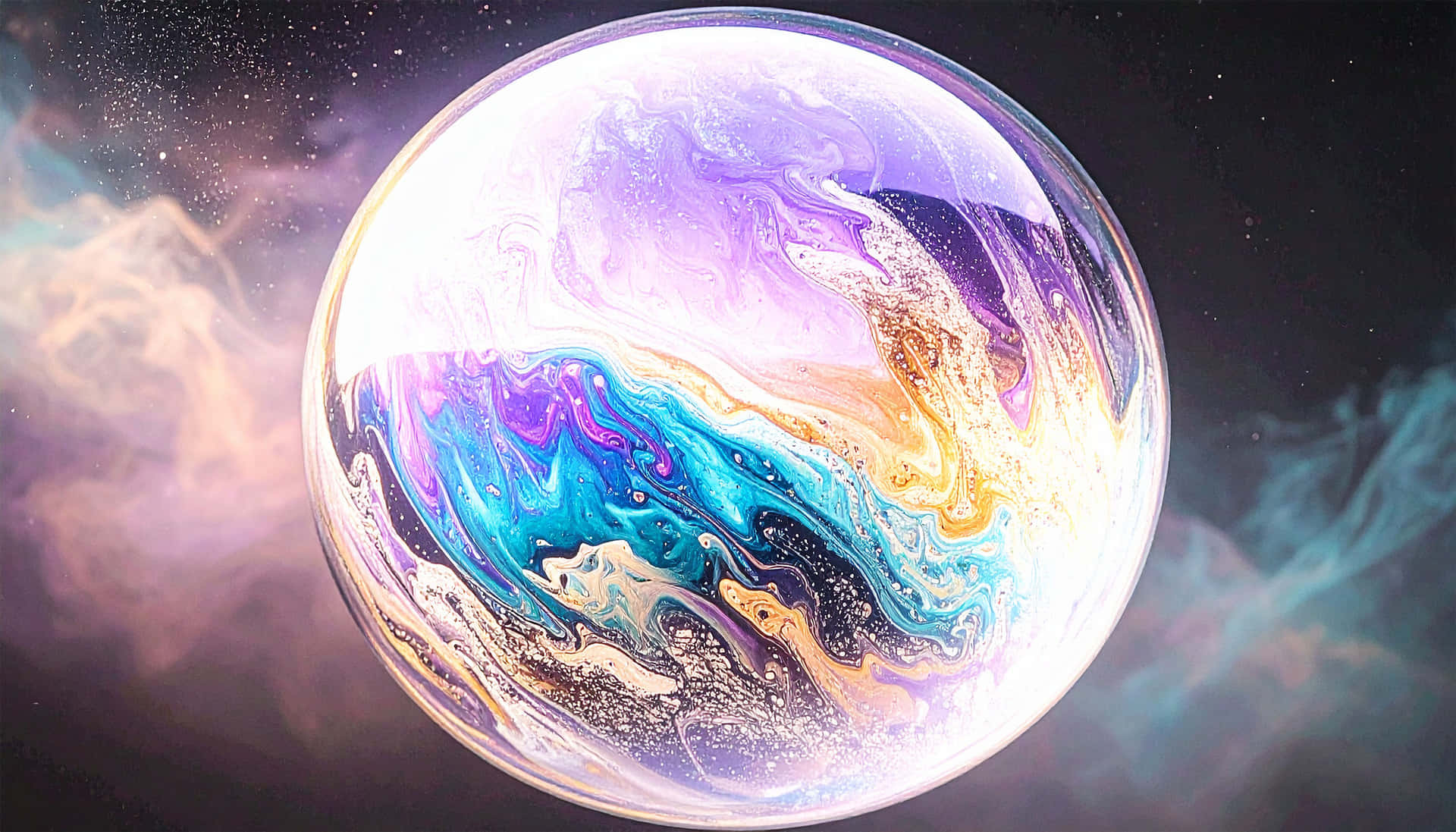 Galactic Soap Bubble 壁紙 — 一個發光的肥皂泡在宇宙空間中漂浮，在繁星點點的星雲背景下旋轉著虹彩般的紫色、藍色和金色色調。