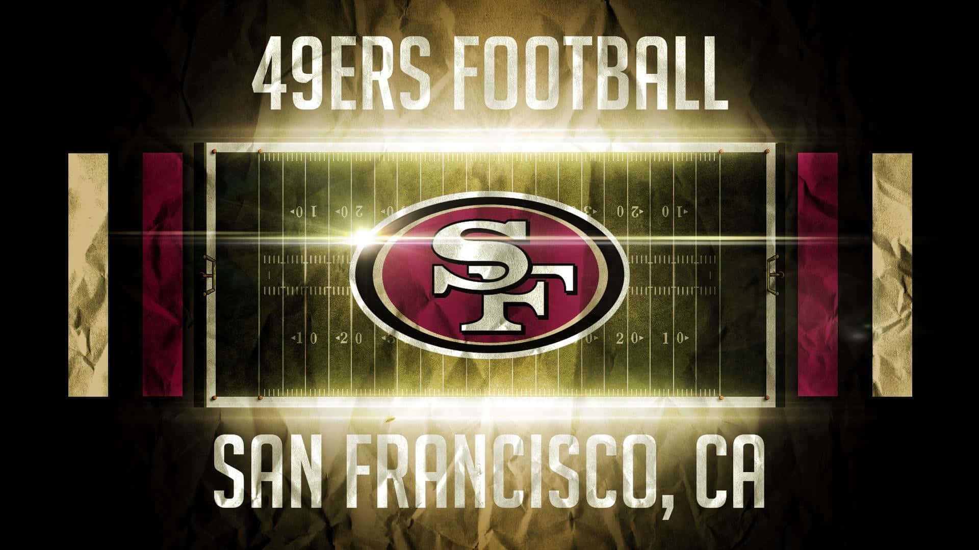 49ers 桌布 壁紙 — 一個發光的舊金山49人隊標誌，位於帶有碼線和球隊文字的足球場中央，背景為深色皺褶。