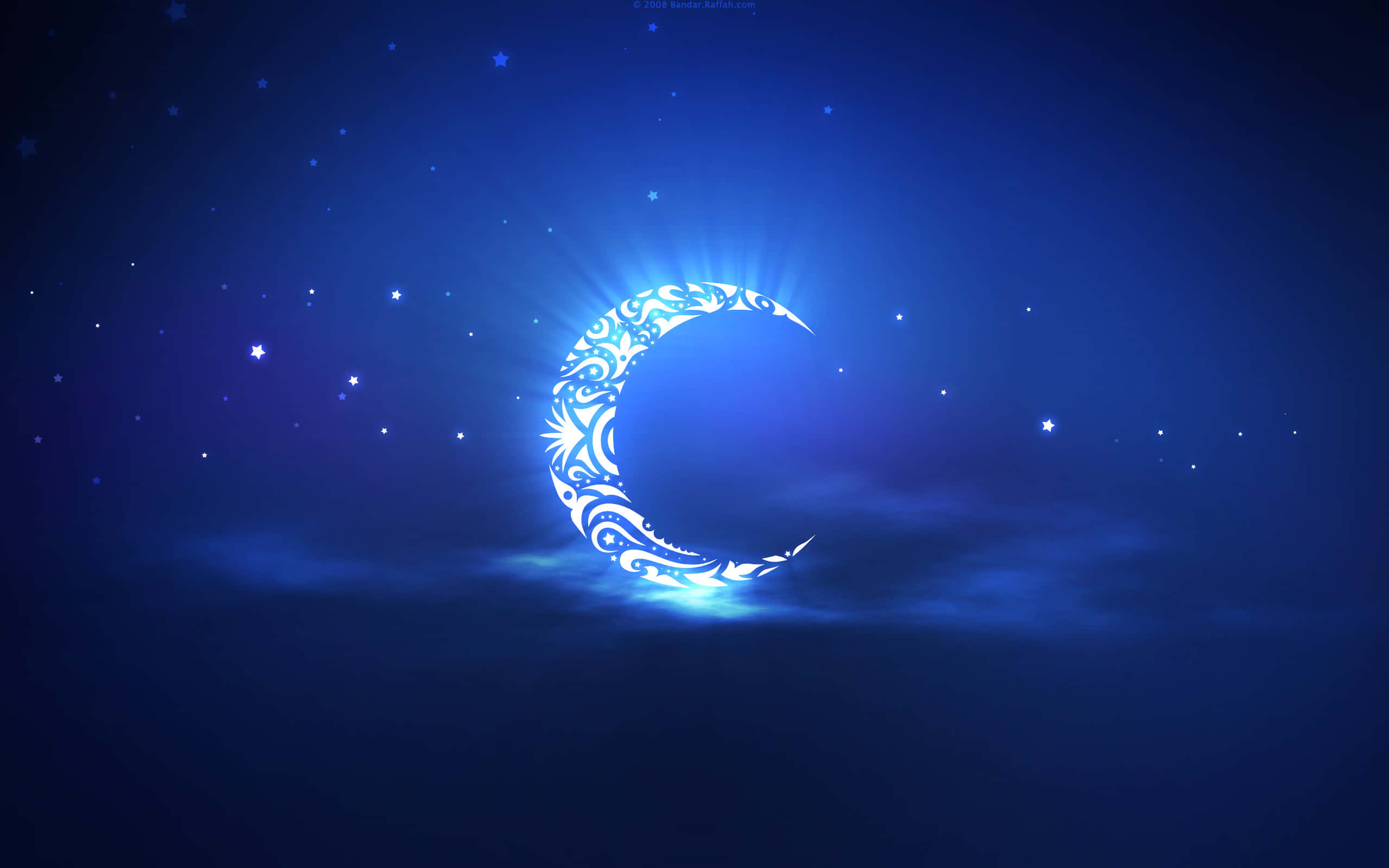 夜空 桌布 壁紙 — 一個發光的華麗新月在深藍色星空夜空和柔軟雲朵中散發光芒。