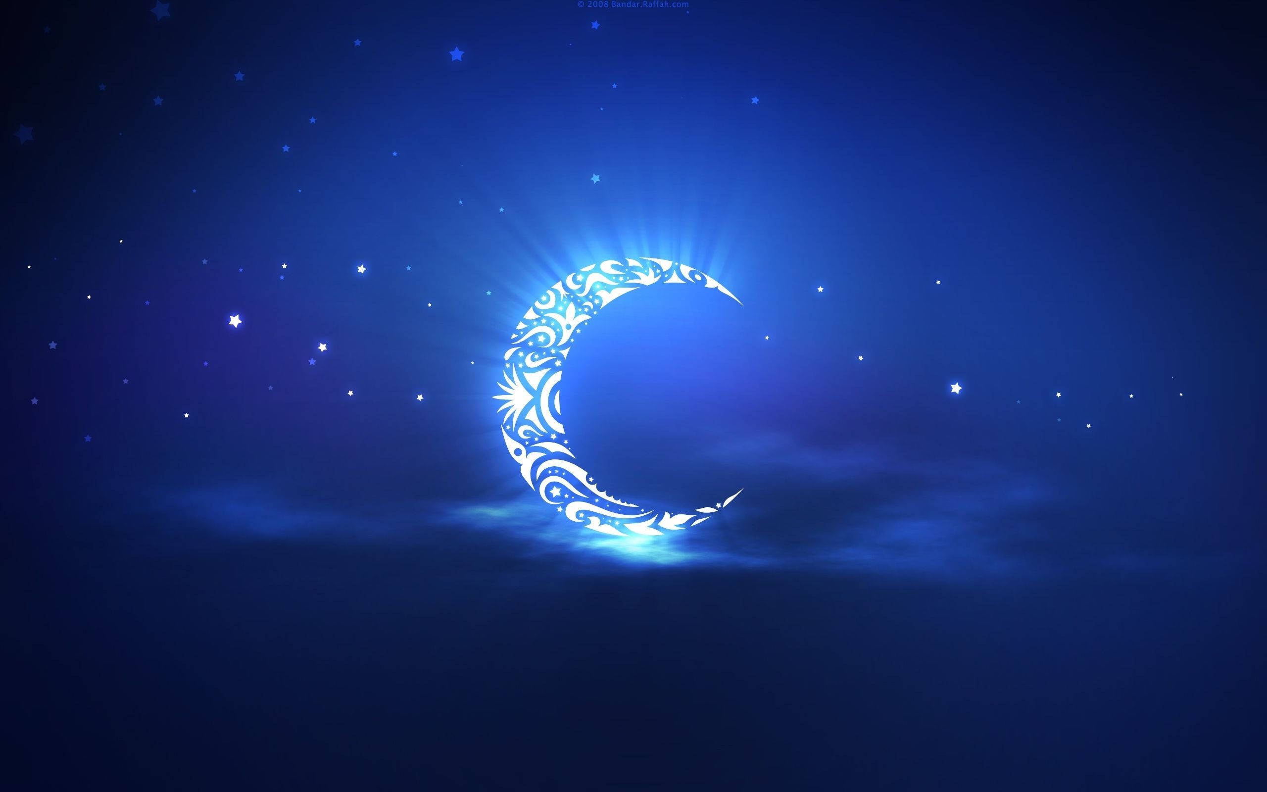 Crescent 桌布 壁紙 — 一個發光的華麗新月在深藍色滿天星斗的夜空與柔軟的雲朵中散發光芒。