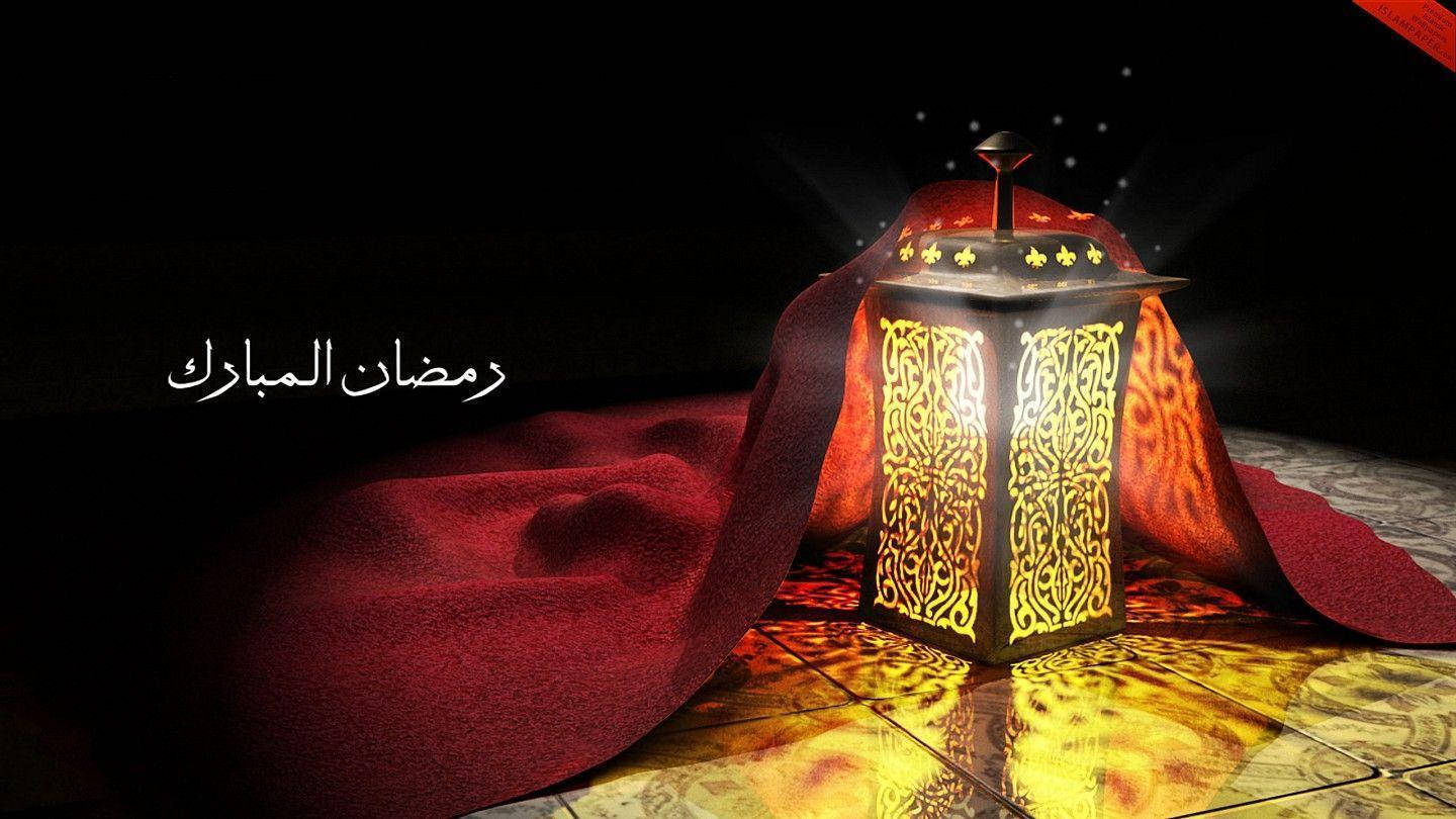 Ramadan 桌布 壁紙 — 一個發光的華麗燈籠，帶有精緻的金色圖案，在黑暗背景下將溫暖的光線投射在舖有瓷磚地板上的紅色布料上。