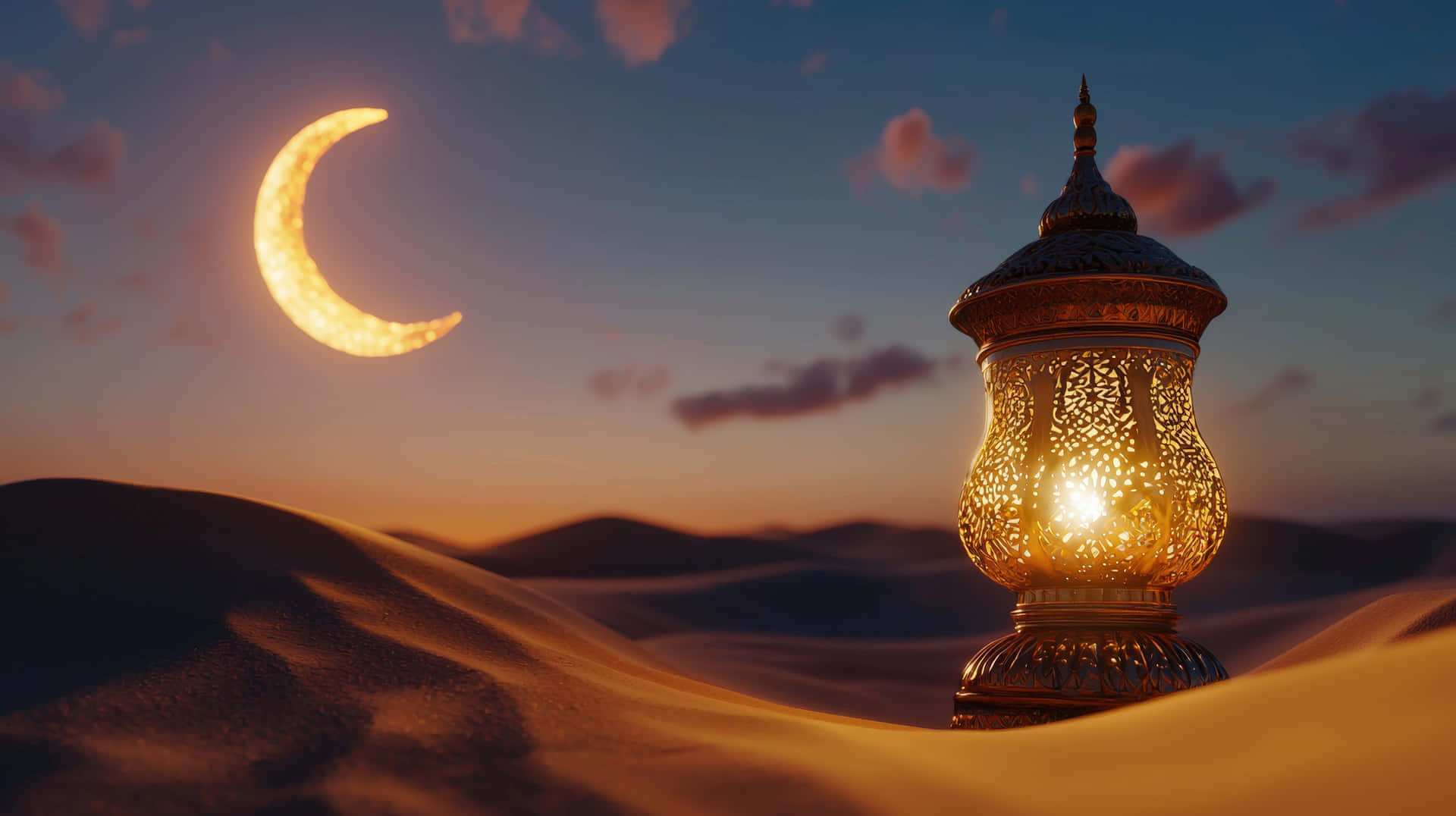 Ornate Lantern Glowing in Desert Sand Dunes Under Crescent Moon at Dusk 壁紙 — 一個發光的華麗燈籠在暮色中躺在沙漠沙丘上，下方是一輪明亮的彎月。
