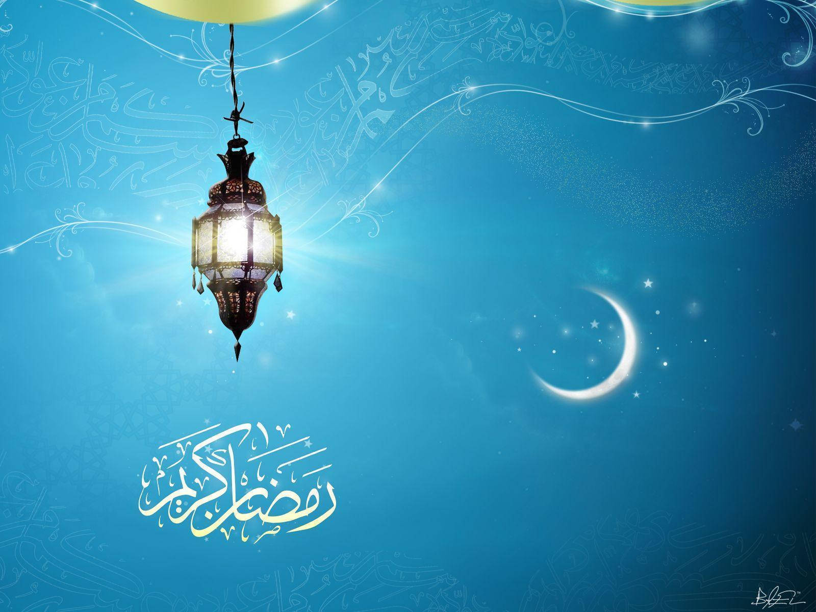 Ramadan 桌布 壁紙 — 一個發光的華麗燈籠懸掛在深藍色夜空下，襯托著新月和阿拉伯書法。