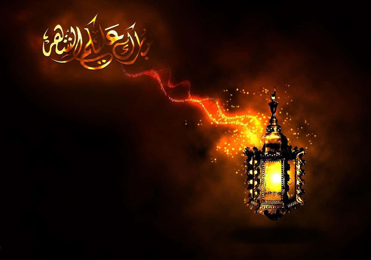Ramadan 桌布 壁紙 — 一個發光的華麗燈籠散發出金色火花，在黑暗煙霧背景中形成優雅的阿拉伯書法。