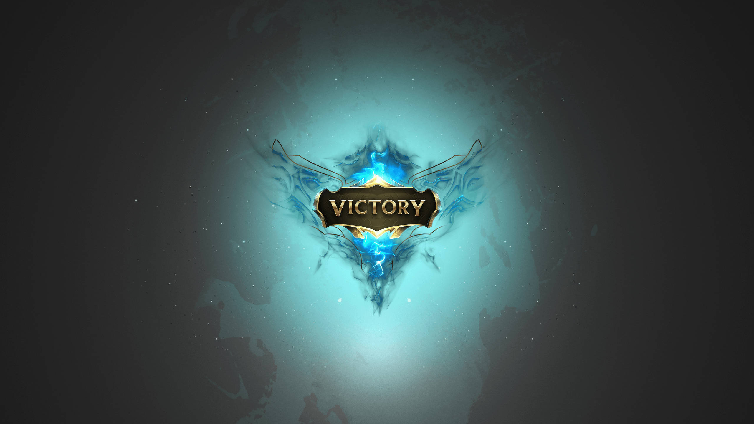 Victory 桌布 壁紙 — 一個發光的藍色 'VICTORY' 徽章，帶有翅膀設計，在深色紋理背景上散發光芒。