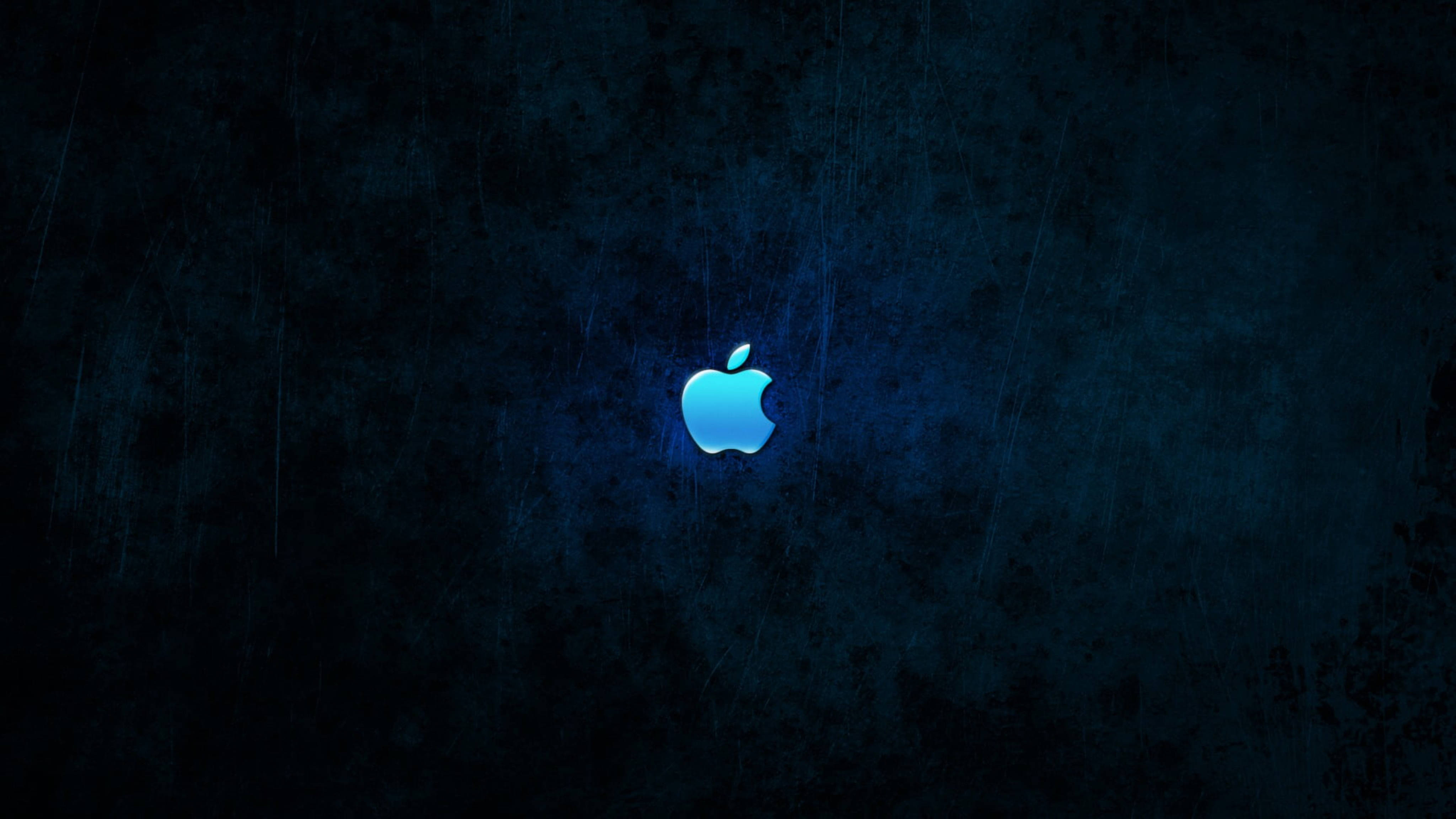Apple 4K Ultra HD 桌布 壁紙 — 一個發光的藍色Apple標誌，居中在帶有細微刮痕和污漬的深色紋理背景上。