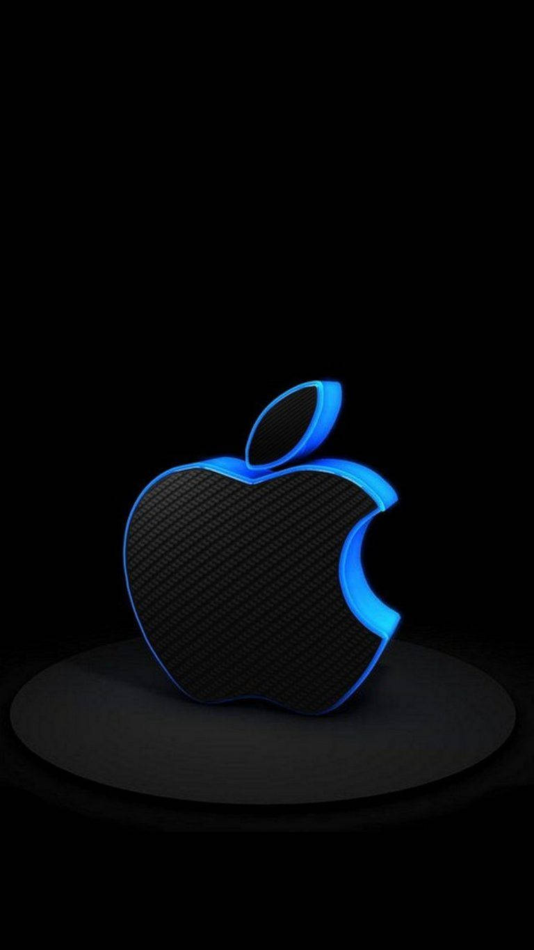 3D iPhone 壁紙 桌布 壁紙 — 一個發光的藍色Apple標誌，帶有碳纖維紋理，居中放置在黑色背景的深色底座上。