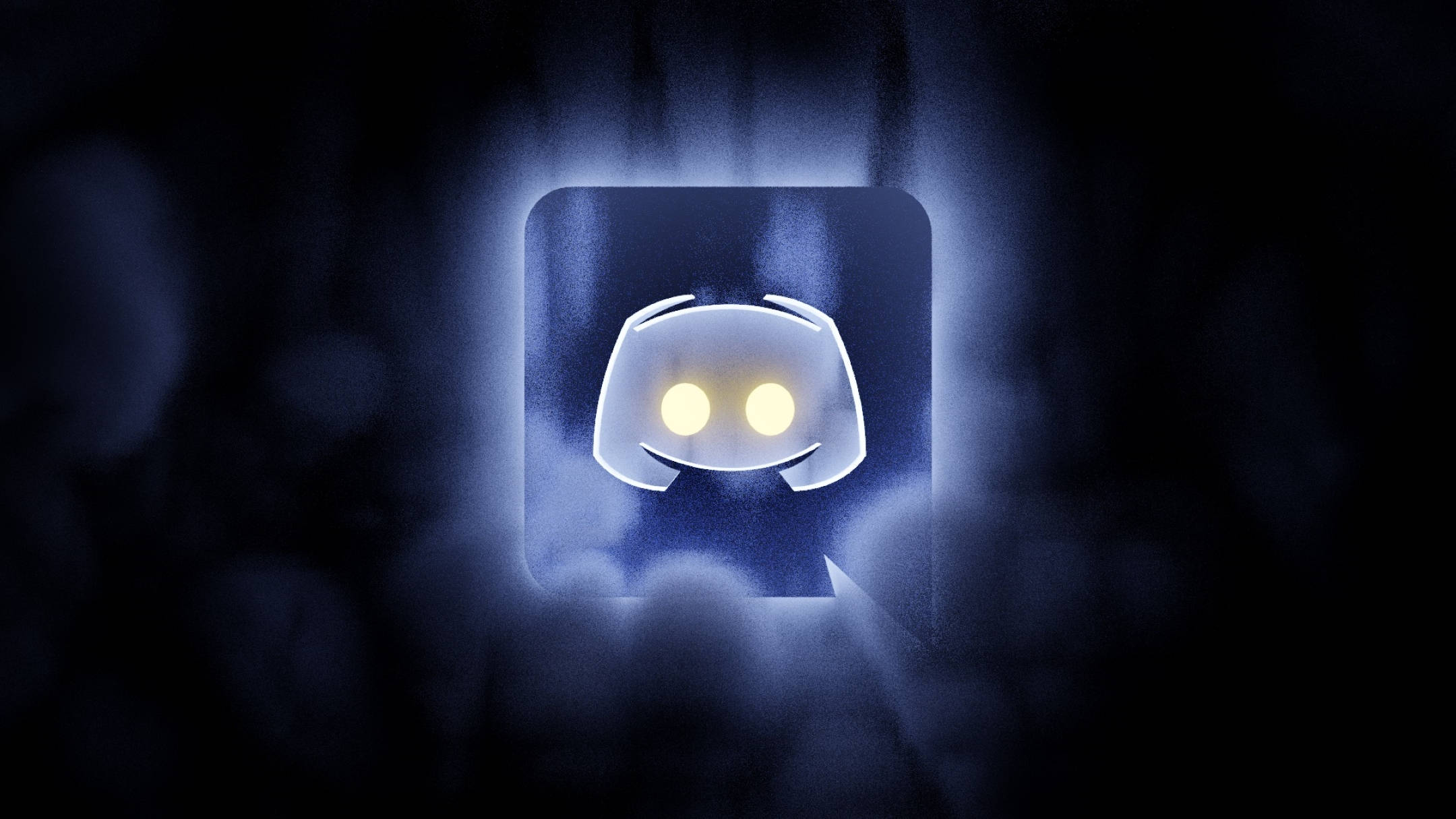 Discord 桌布 壁紙 — 一個發光的藍色Discord標誌，帶有明亮的黃色眼睛，從黑暗的迷霧中出現在神秘的數位場景中。