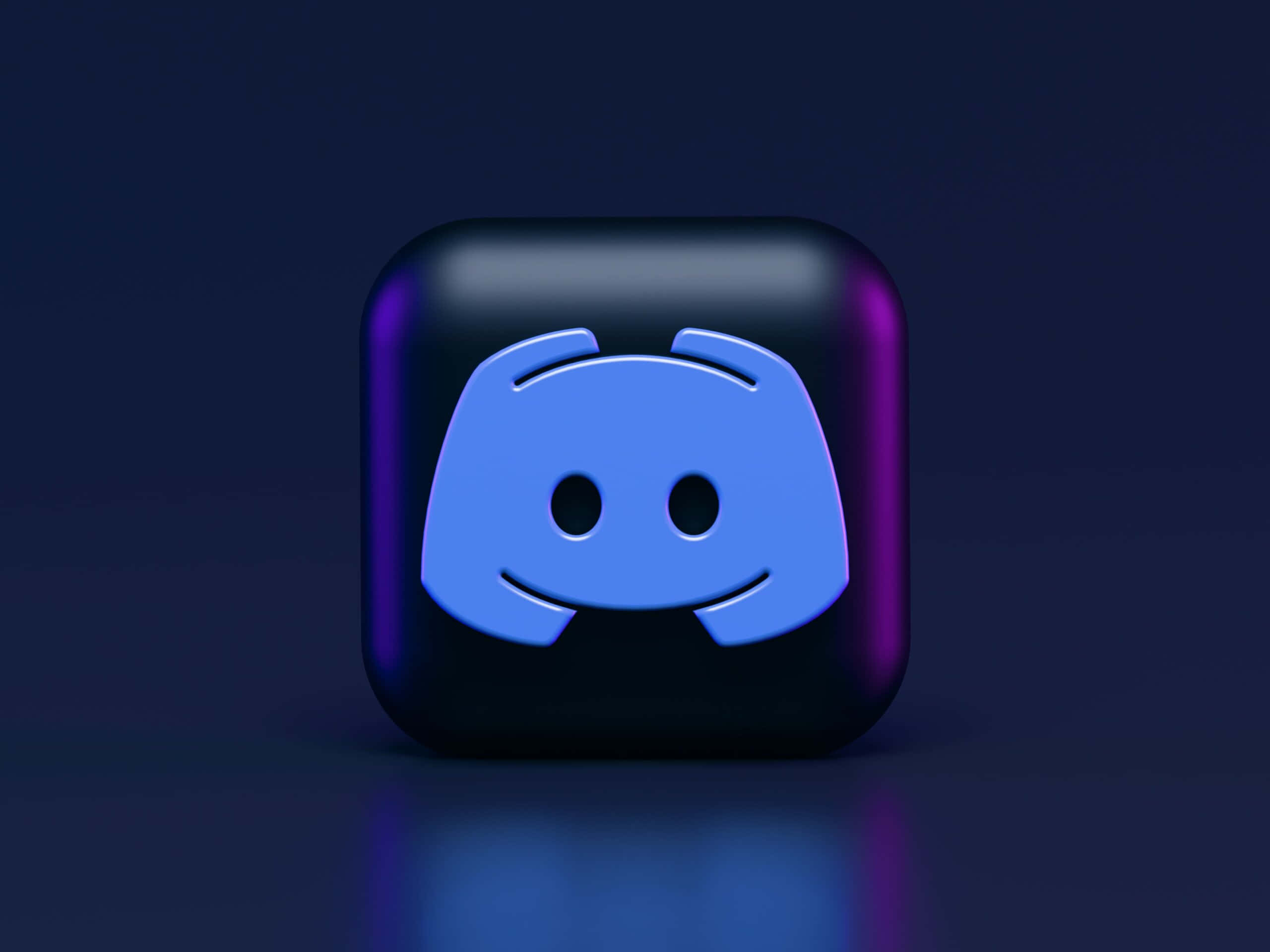 Discord 桌布 壁紙 — 一個發光的藍色Discord標誌圖示，帶有紫色霓虹燈亮點，位於深色反光表面中央。