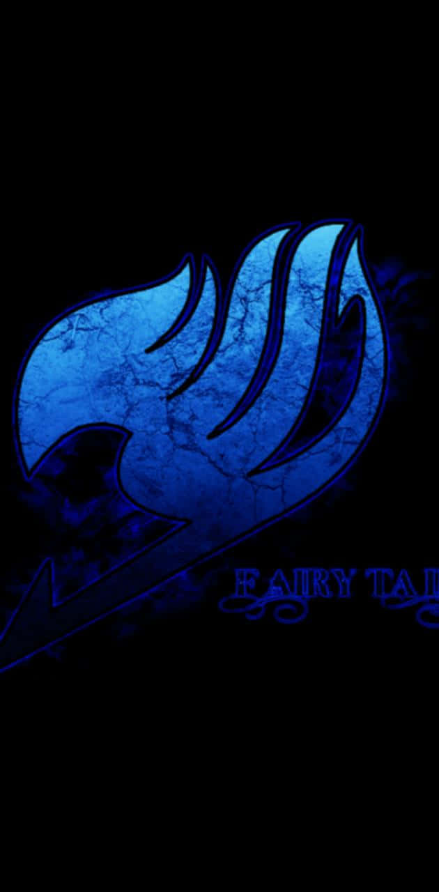 Fairy Tail Logo 桌布 壁紙 — 一個發光的藍色Fairy Tail標誌，帶有裂紋質感和風格化文字，背景為黑色。