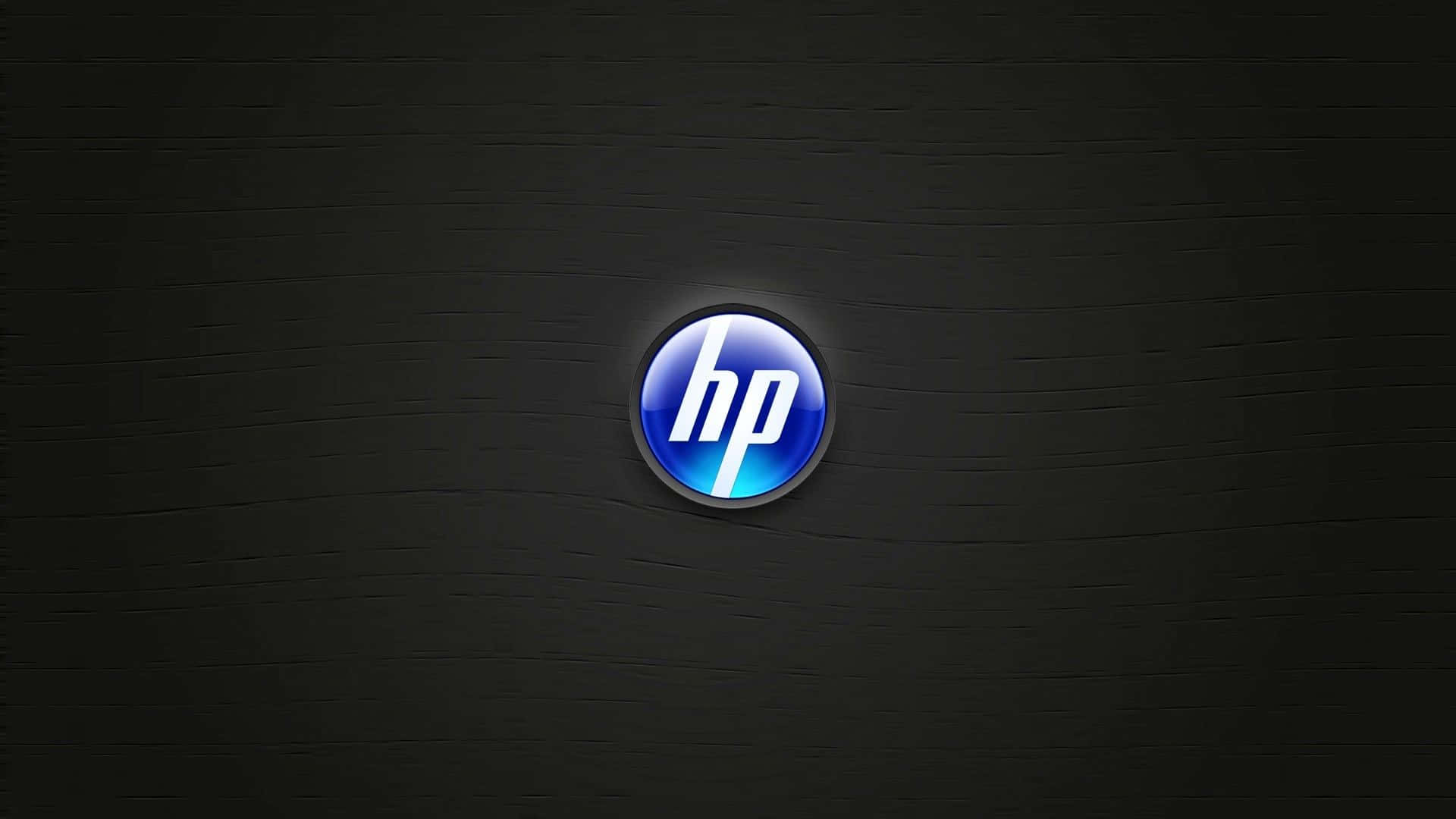HP 桌布 壁紙 — 一個發光的藍色HP標誌，位於深色紋理牆壁中央，帶有柔和環境光。