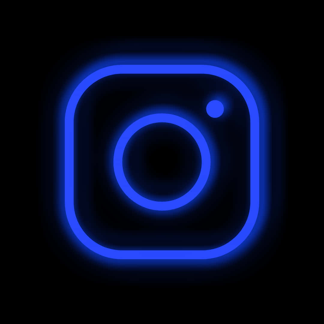 Instagram 桌布 壁紙 — 一個發光的藍色Instagram標誌圖標在純黑色背景上柔和地散發光芒。