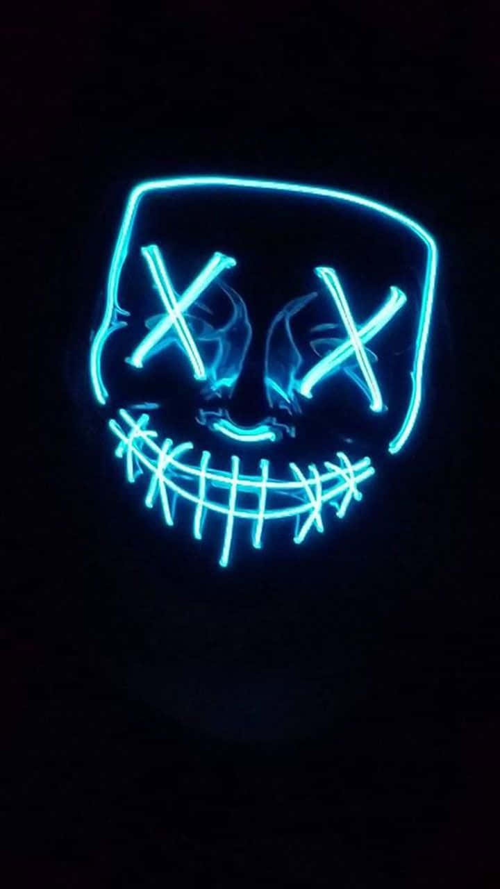 Neon Halloween 桌布 壁紙 — 一個發光的藍色LED面具，帶有X形眼睛和縫合嘴巴，在漆黑的背景上閃耀。