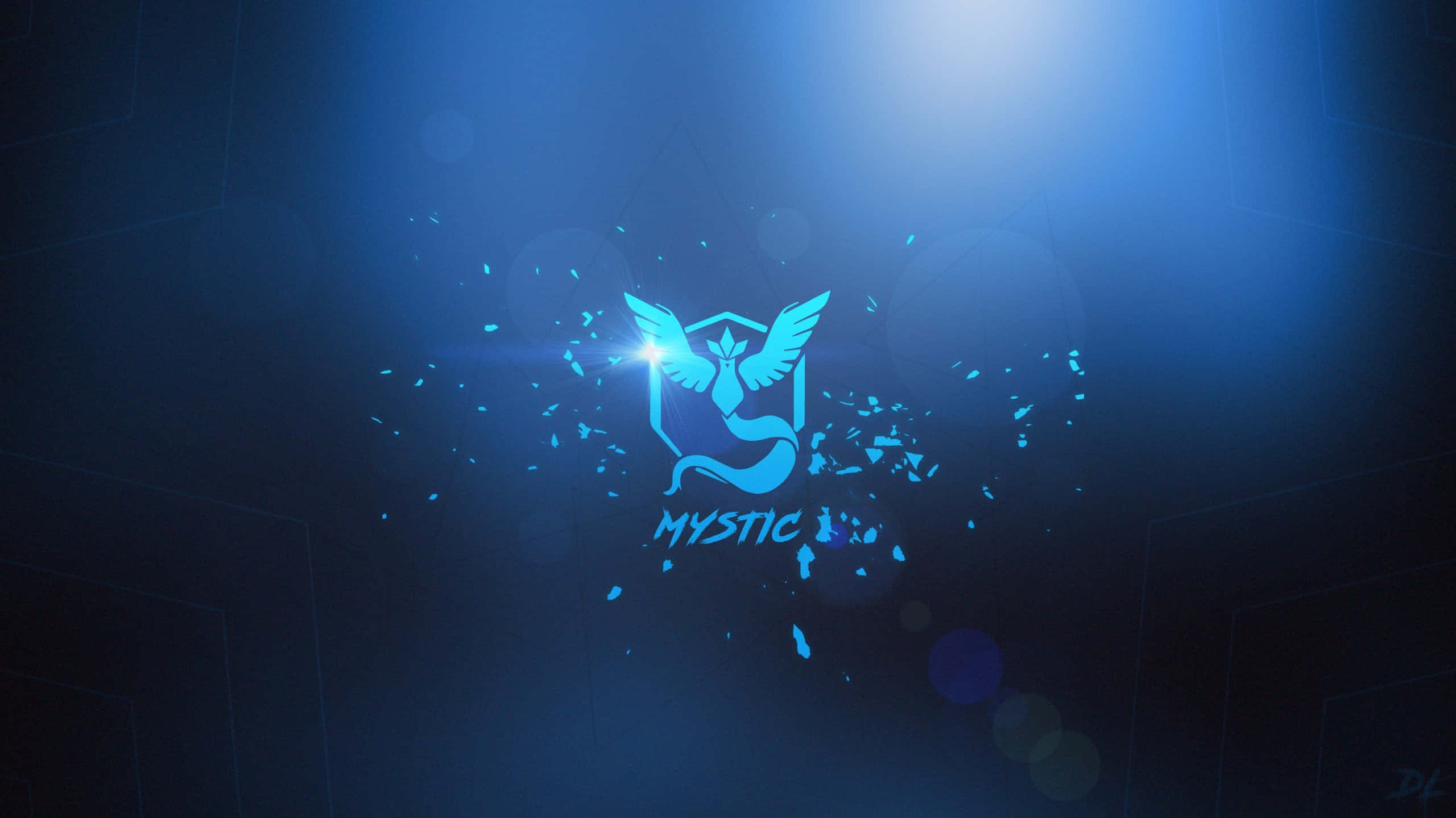 Team Mystic 桌布 壁紙 — 一個發光的藍色Mystic標誌，帶有翅膀和破碎碎片，在深色漸變背景上散發光芒。