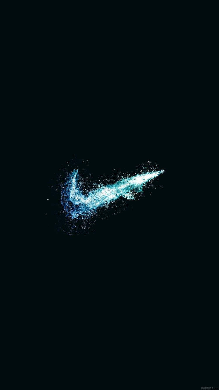 Nike iPhone 桌布 壁紙 — 一個發光的藍色Nike Swoosh標誌從粒子爆發中浮現，背景為純黑色。