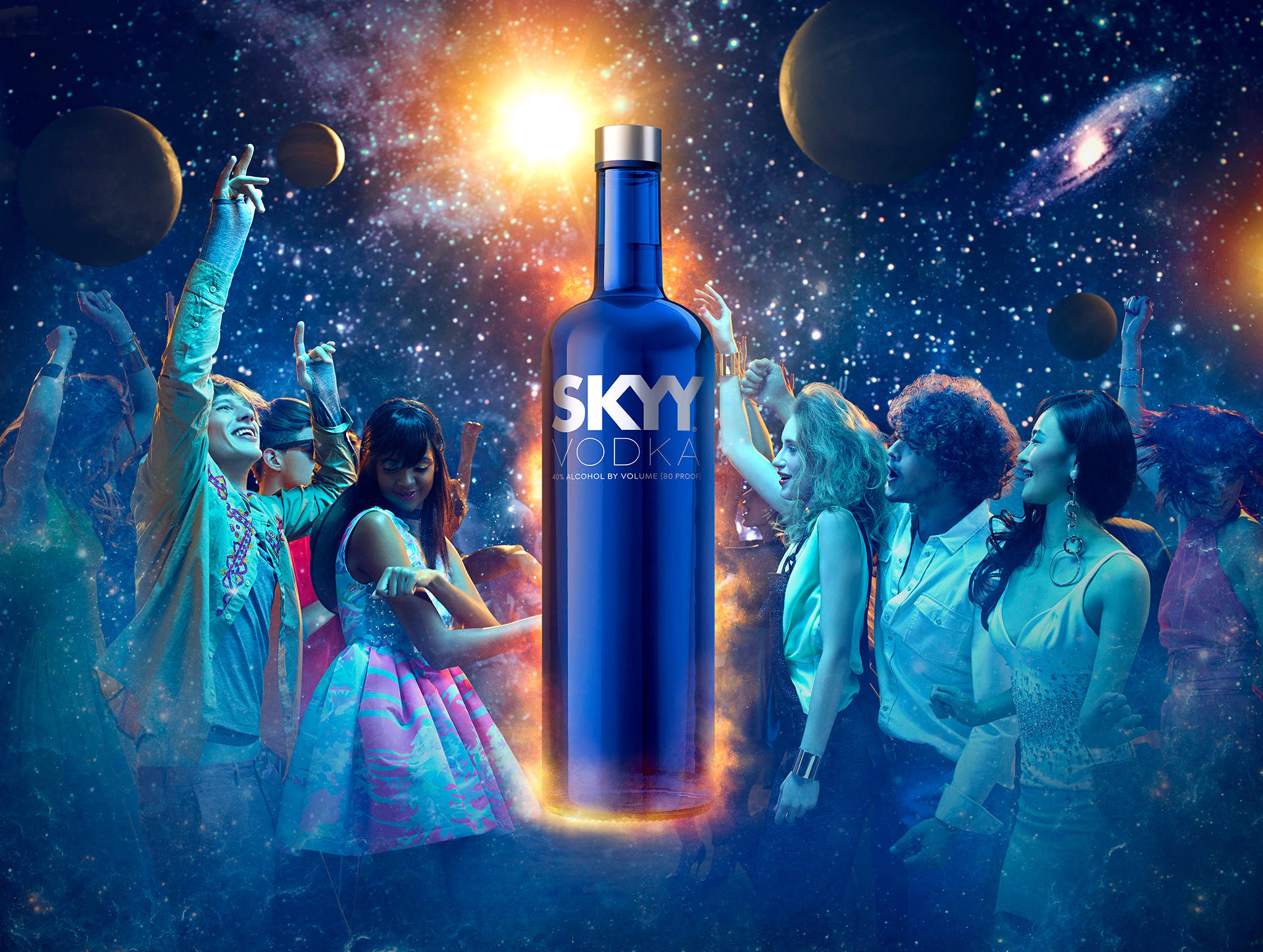 飲料 桌布 壁紙 — 一個發光的藍色Skyy Vodka酒瓶矗立在舞台中央，一群多元化的群眾在充滿行星和星星的充滿活力的宇宙天空下跳舞。