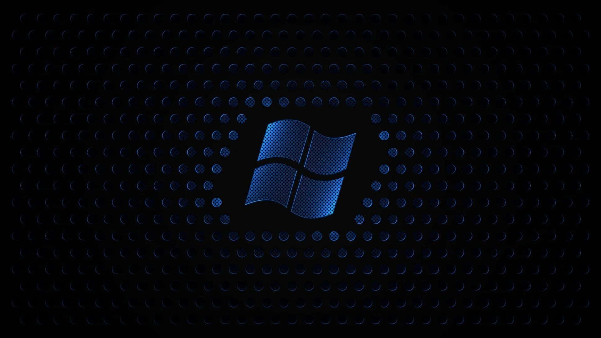 Black Windows 桌布 壁紙 — 一個發光的藍色Windows標誌，居中放置在帶有細微光反射的深色穿孔金屬表面上。