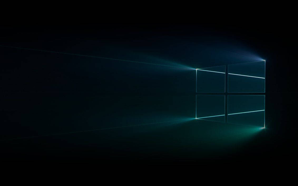 Windows 桌布 壁紙 — 一個發光的藍色Windows標誌在黑暗的房間中明亮地閃耀，將光線投射到地板上。