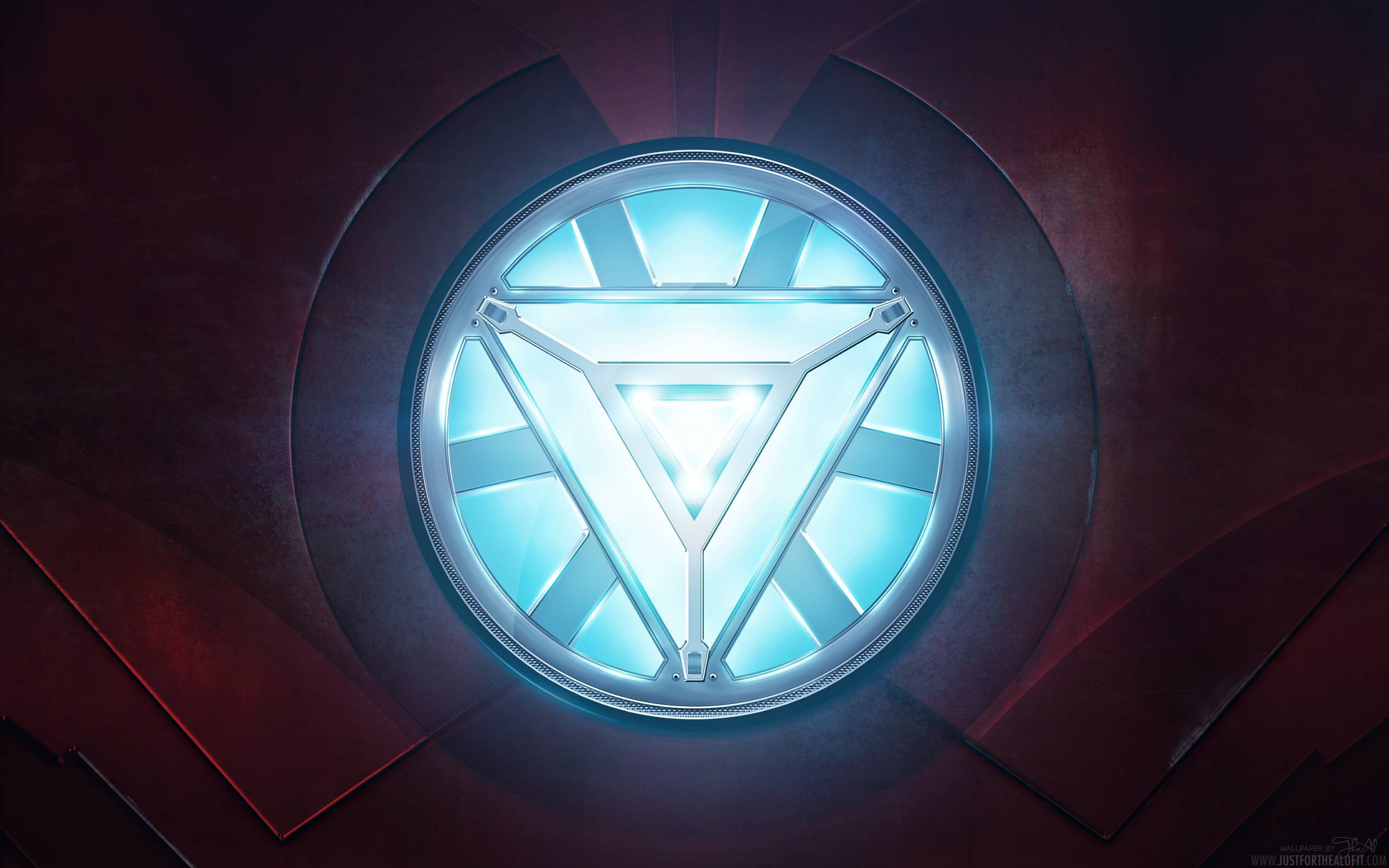 Iron Man Logo 桌布 壁紙 — 一個發光的藍色三角形弧形反應器，位於圓形金屬框架中央，背景為深紅色紋理。