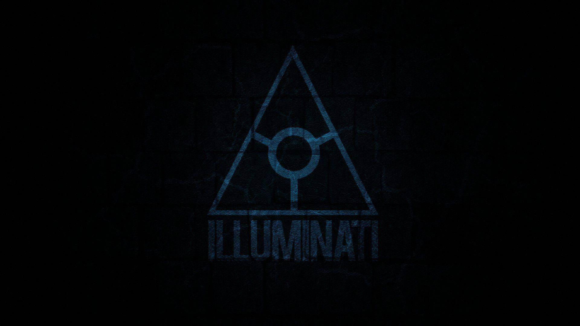 illuminati 桌布 壁紙 — 一個發光的藍色光明會符號蝕刻在深色紋理牆壁上，下方有「illuminati」字樣。